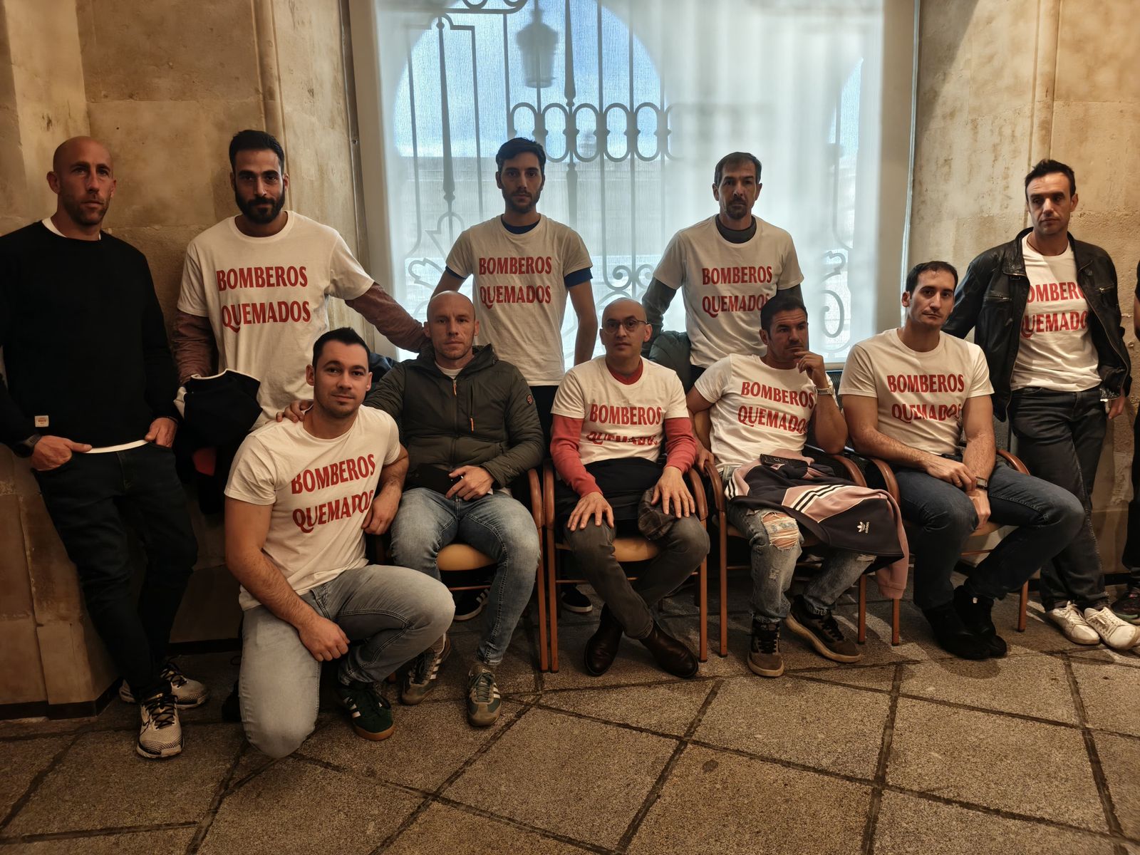 Protestas de bomberos del Ayuntamiento de Salamanca en pleno municipal (4)