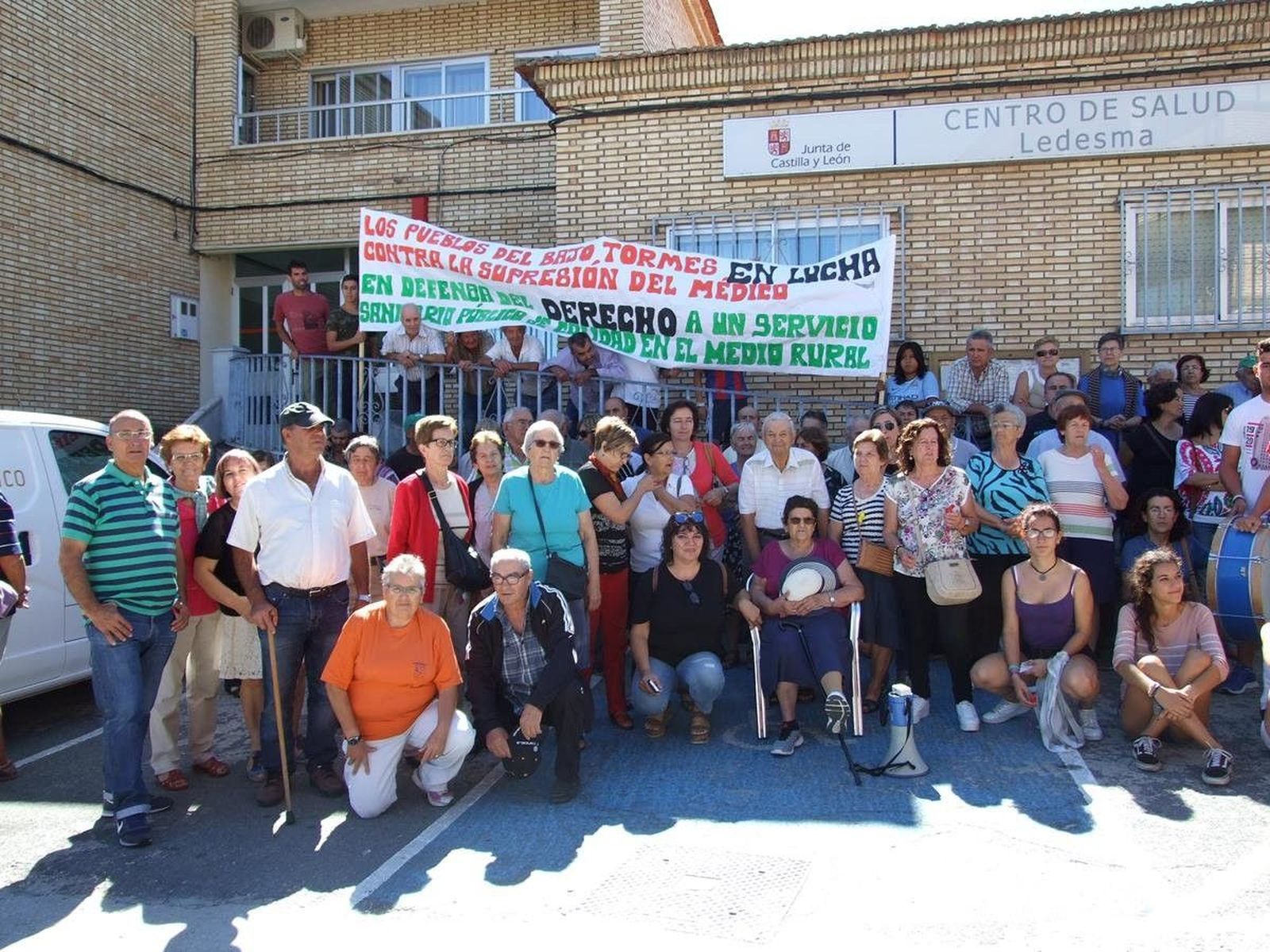 Vecinos del Bajo Tormes se concentran para reclamar la restitución del personal sanitario en el centro de salud de Ledesma