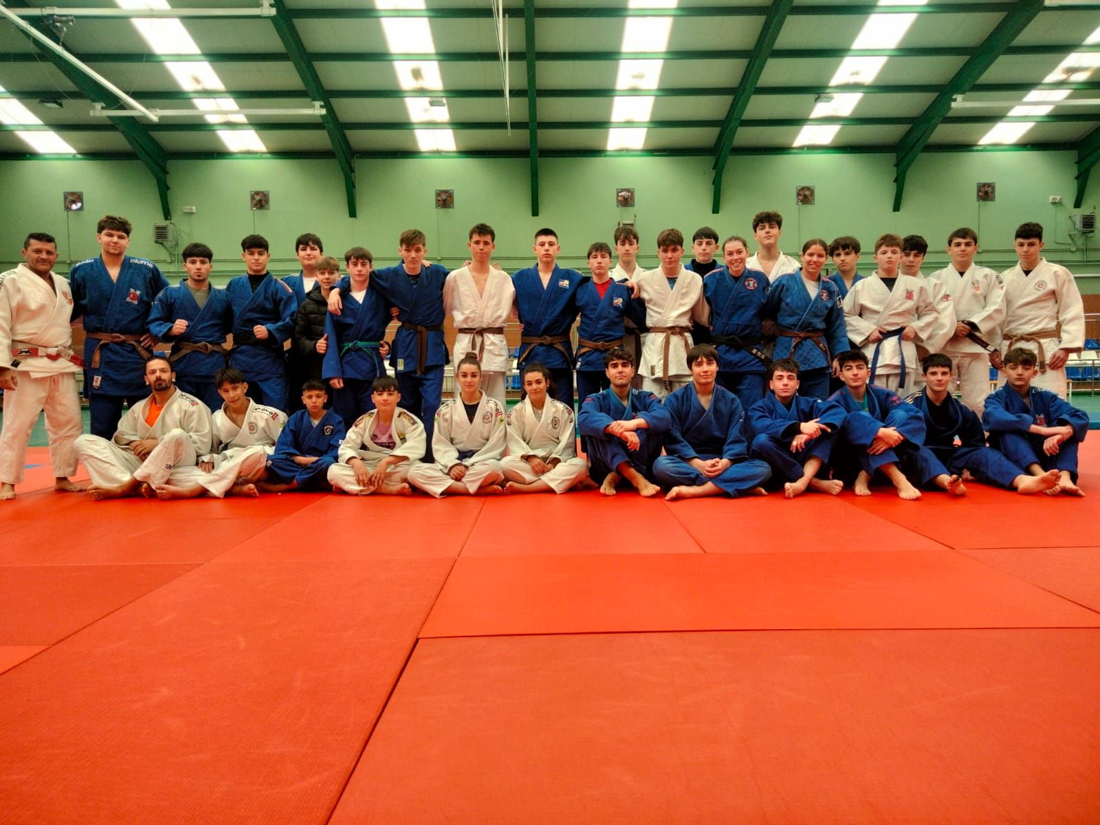 La Federación de Judo de Castilla y León ha organizado este año la concentración de sus deportistas en el albergue Centro de Turismos la Galería en Santa Lucía de Gordón