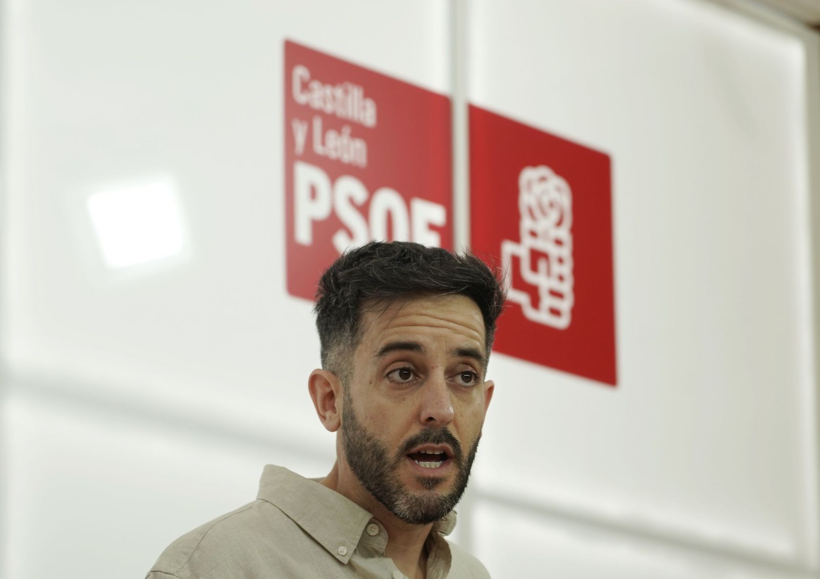 Rubén Cacho  ICAL . El secretario de Educación del PSCyL, Javier García, y el portavoz de Educación del Grupo Socialista en las Cortes, Fernando Pablos, informan de iniciativas para impulsar la educación pública