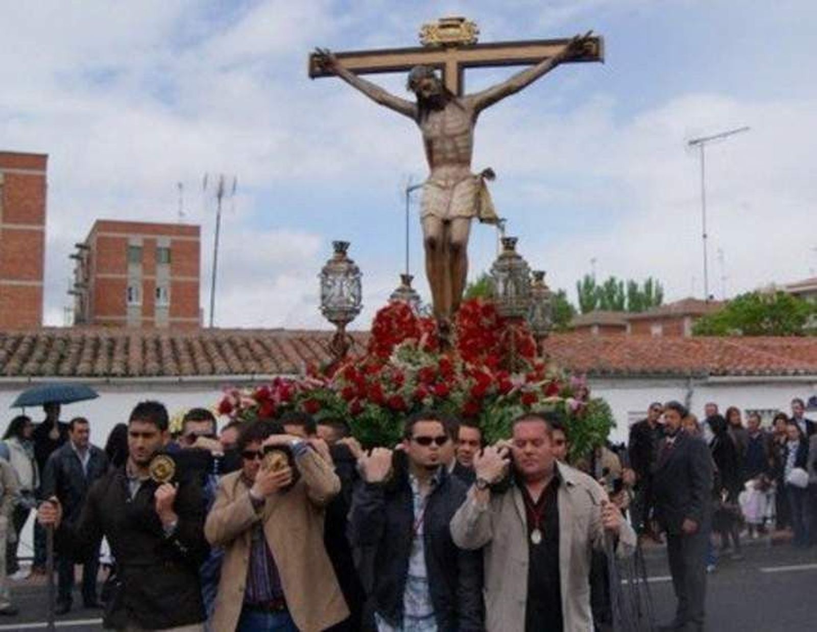 Los niños ofrecen su vela al Cristo del Humilladero de Peñaranda de Bracamonte
