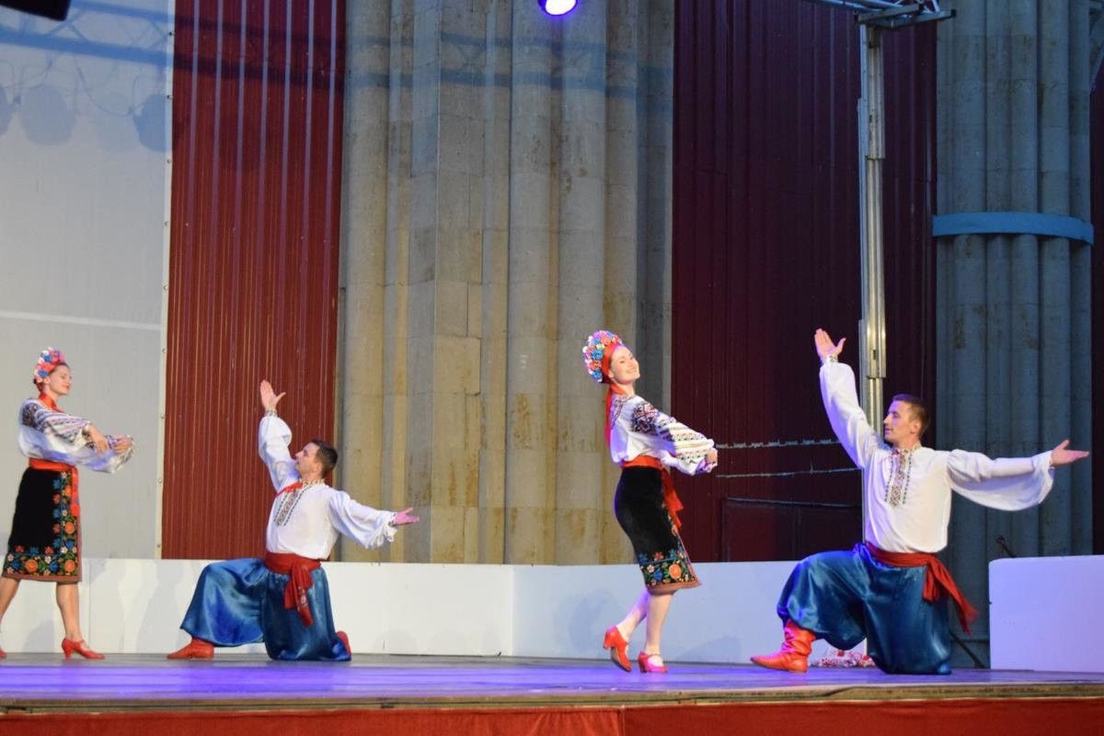 Alba de Tormes baila al ritmo del Ballet Estatal Cosaco
