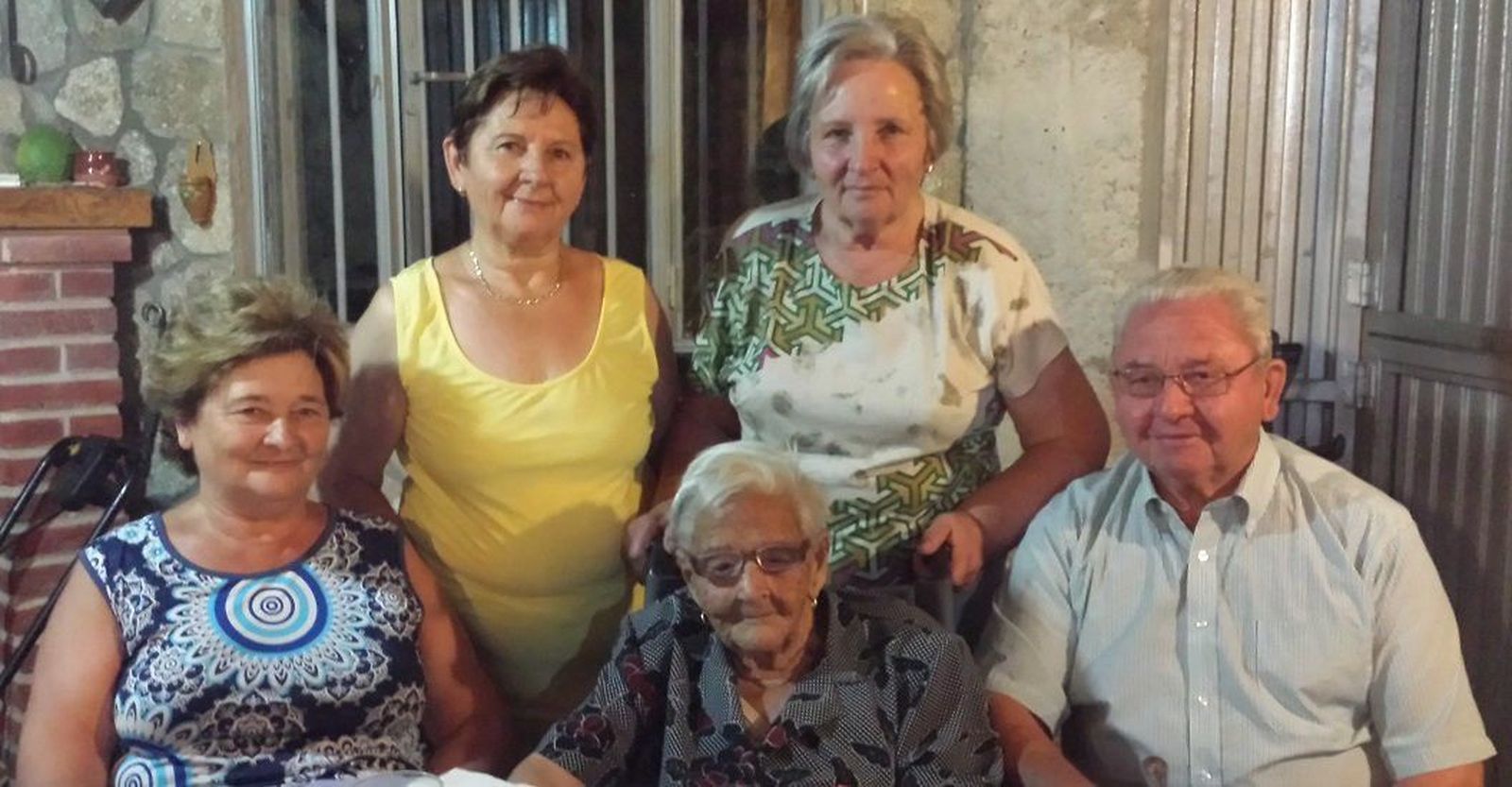 Nieves Martín sopla 104 velas rodeada del cariño de su extensa familia