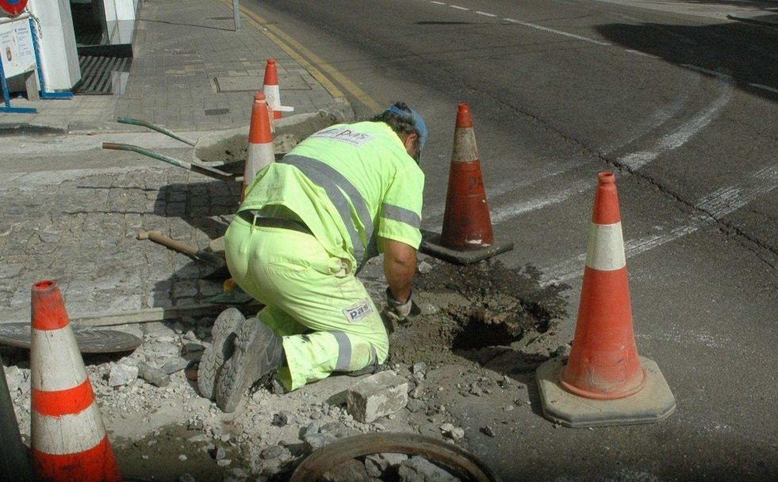 Comienzan las obras de pavimentación de la calle Atrases
