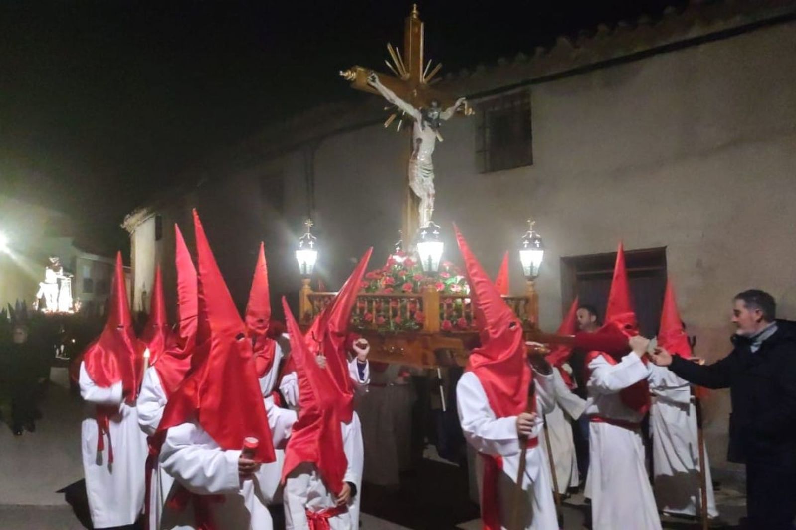 Devoción en la procesión de Jueves Santo en Fuentelapeña