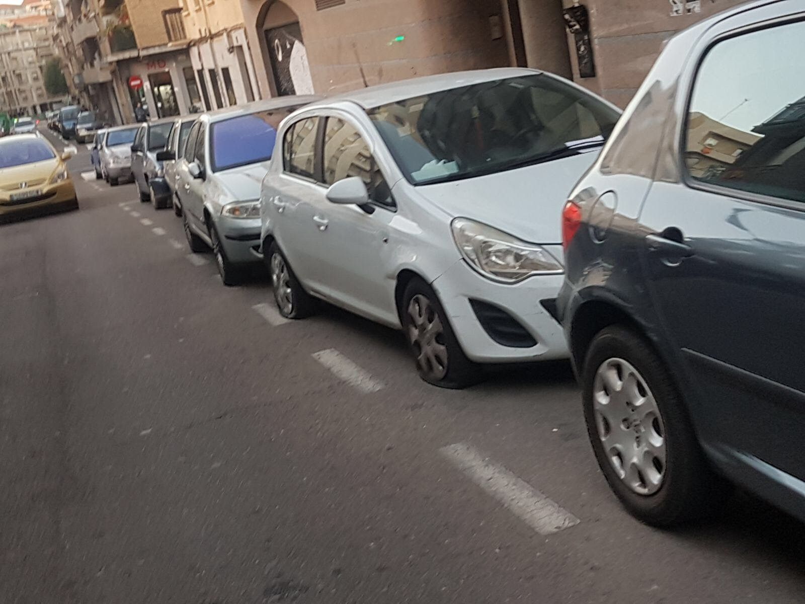 Coches con ruedas pinchadas en Calle Islas Canarias 27/10/2017