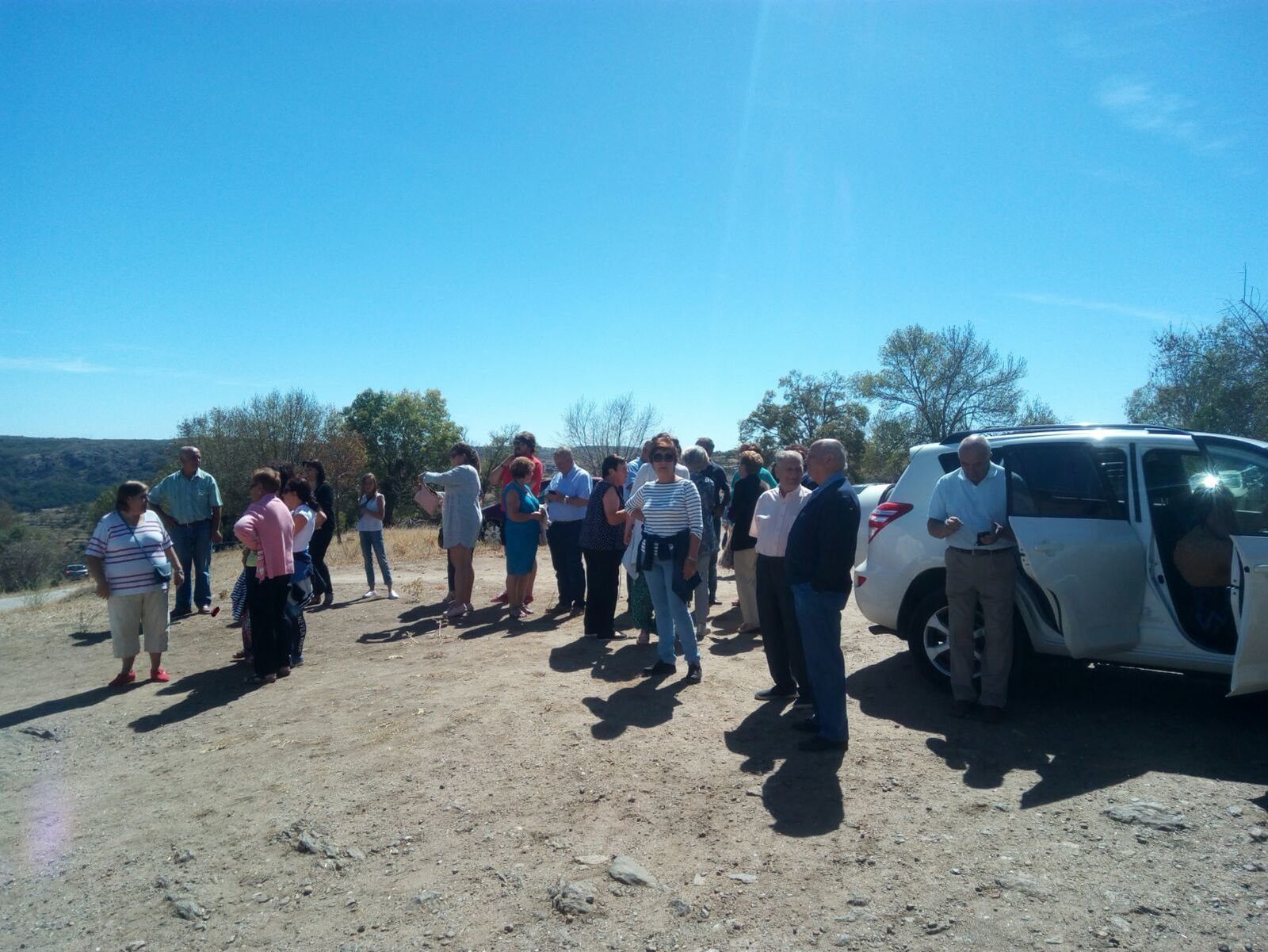 Subida a la ermita y misa de entrega de varas a los nuevos mayordomos en Pereña
