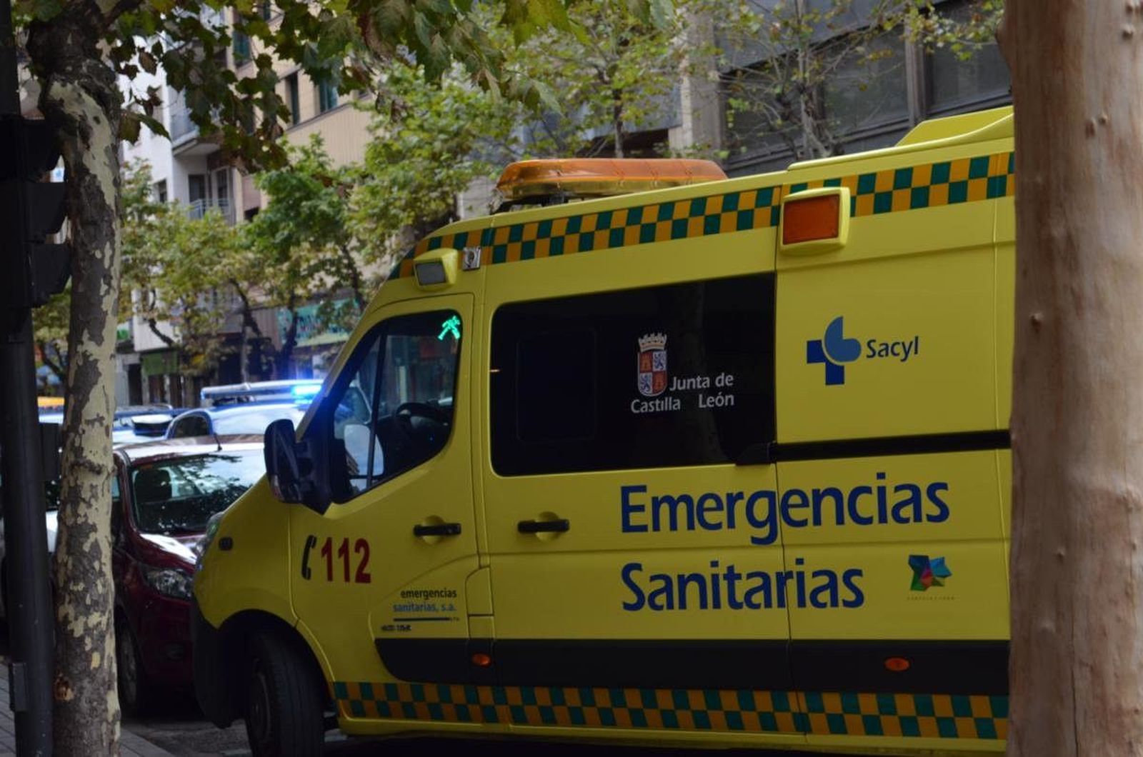 Revuelo en la calle Torres Villarroel al fallecer un hombre dentro de una farmacia