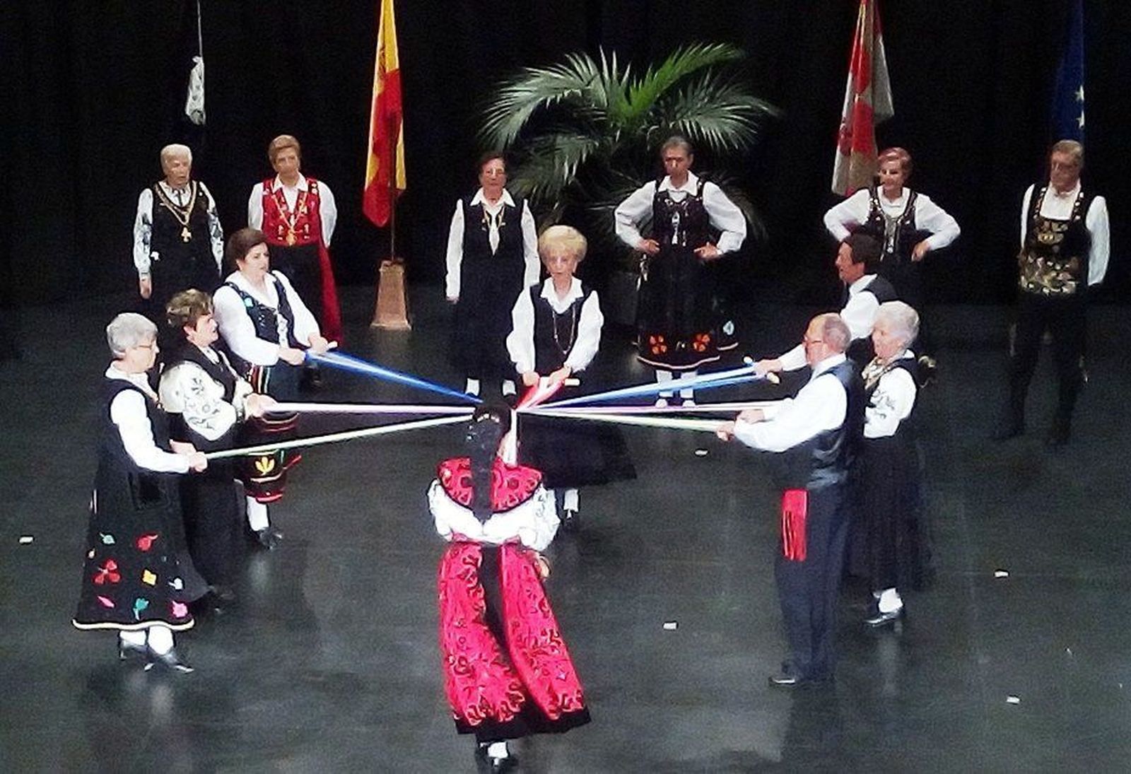 Éxito en la actuación del grupo de bailes tradicionales del Centro de Día de Mayores