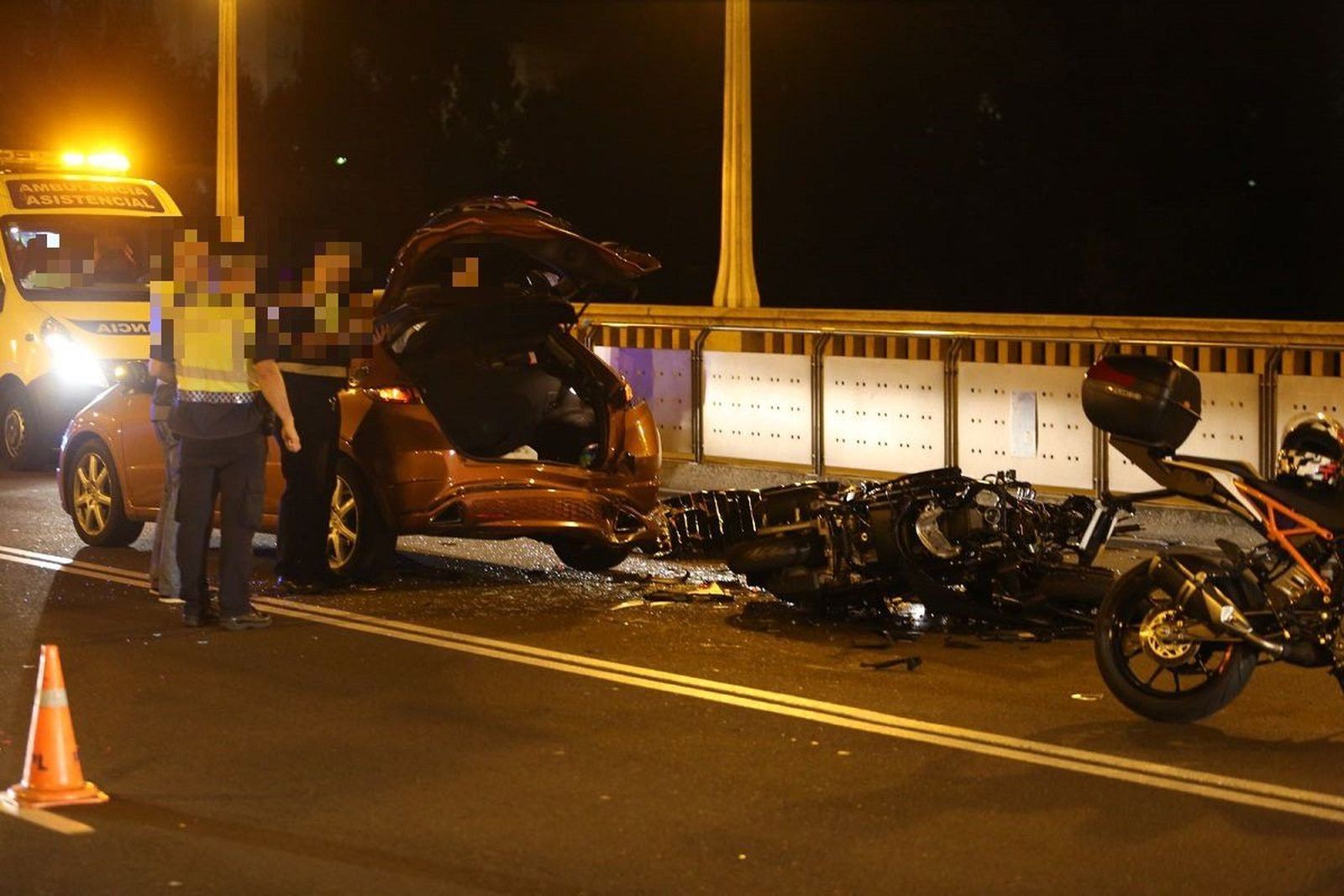 Un motorista fallece al chocar contra un coche en el puente de la Universidad