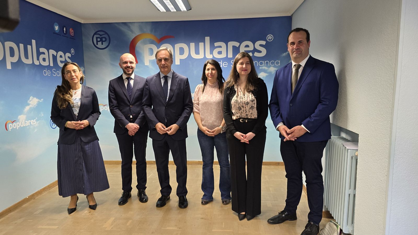 El presidente del PP de Salamanca, Carlos García Carbayo, atiende a los medios de comunicación antes de la celebración de un acto por la Sanidad