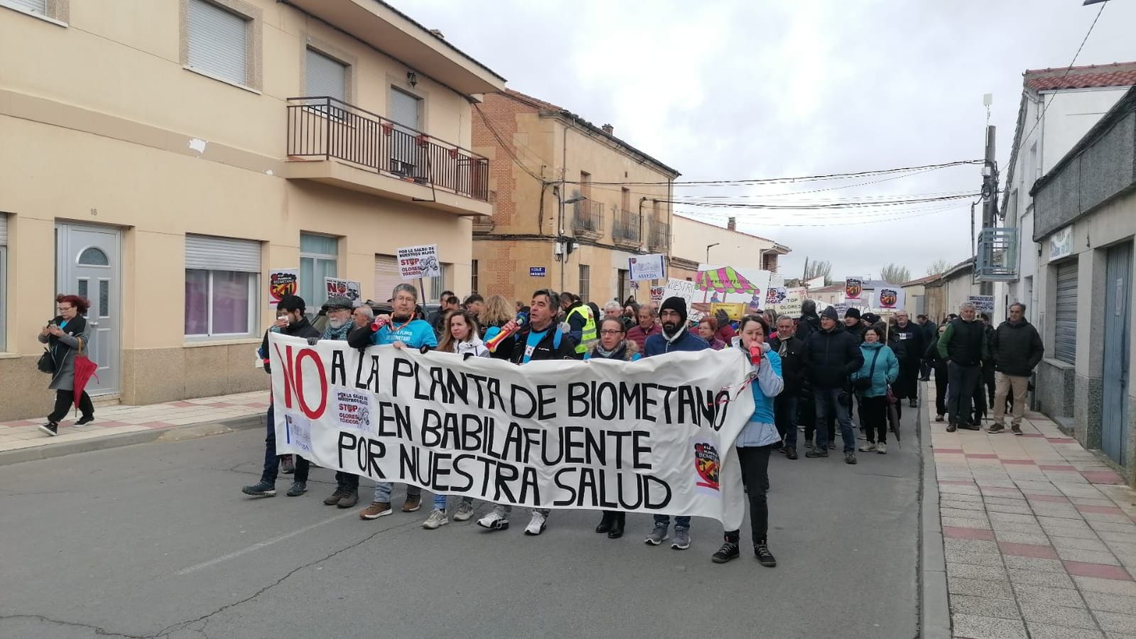 Cientos de personas se manifiestan en Babilafuente por el ‘no’ a la planta de biometano