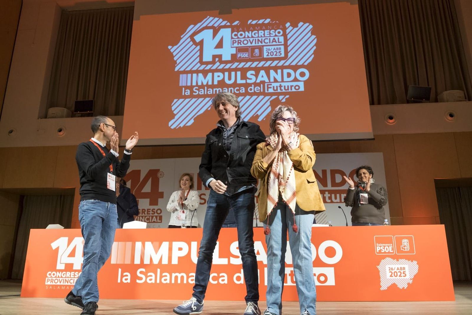 Jesús Formigo / ICAL . El secretario general del PSCyL, Carlos Martínez,; la portavoz de la Comisión Ejecutiva Federal del PSOE, Esther Peña, y el secretario general electo del PSOE de Salamanca, David Serrada, atienden a los medios de comunicación con motivo del 14 Congreso Provincial del PSOE de Salamanca.