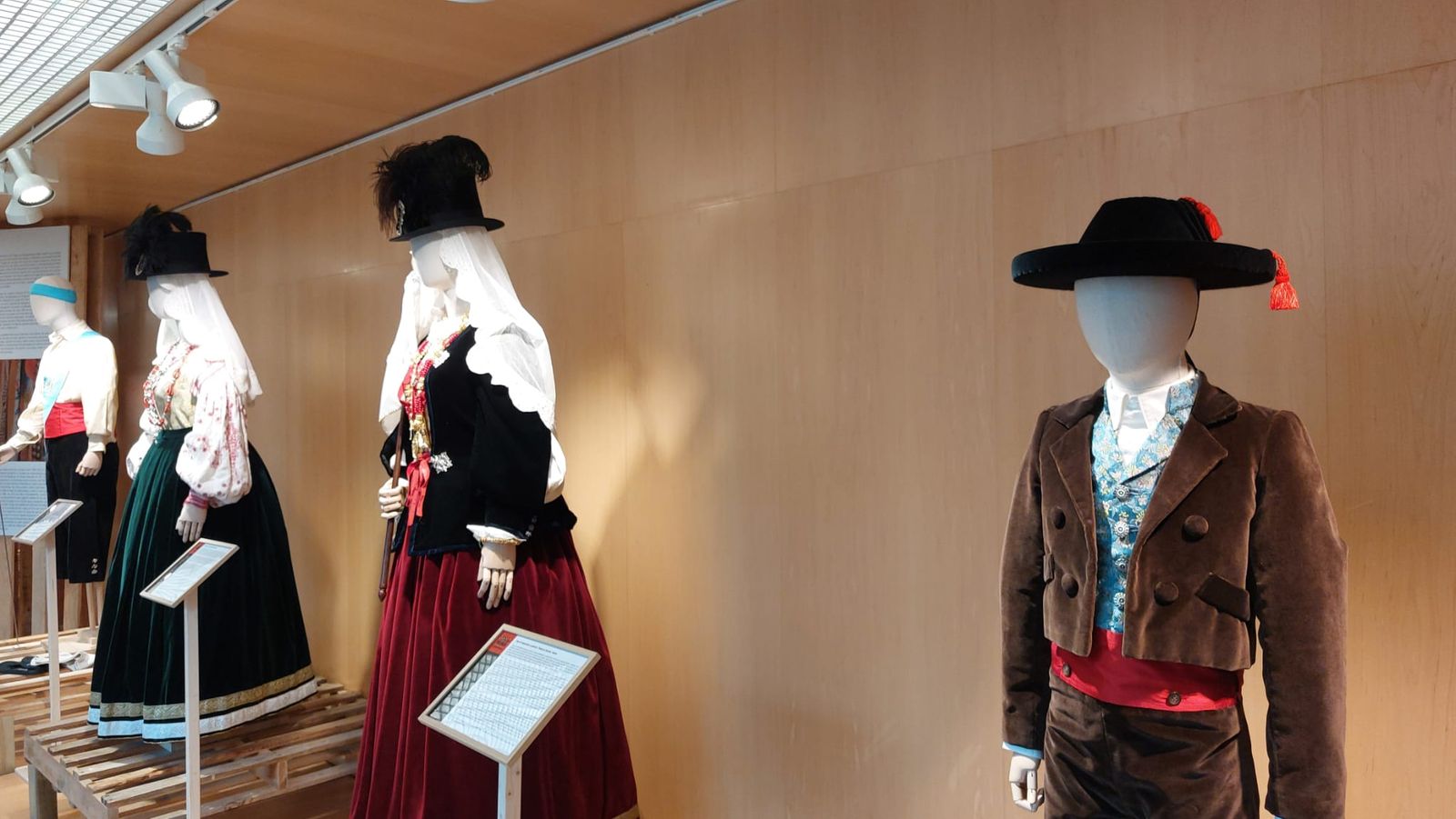 exposicion-v-festival-internacional-de-indumentaria-tradicional-5