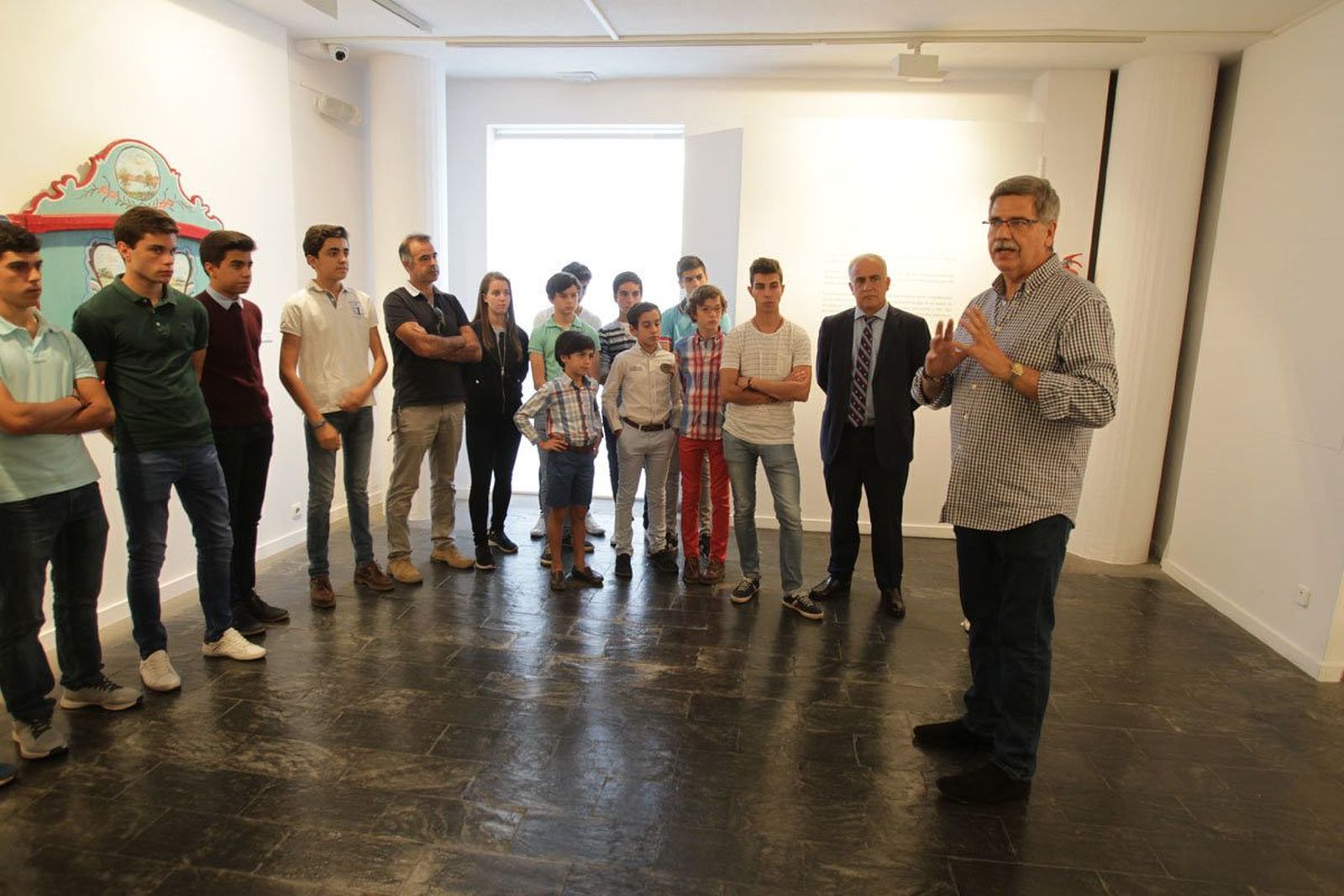 Los alumnos de la Escuela de Tauromaquia visitan la exitosa exposición 'Taurografías'