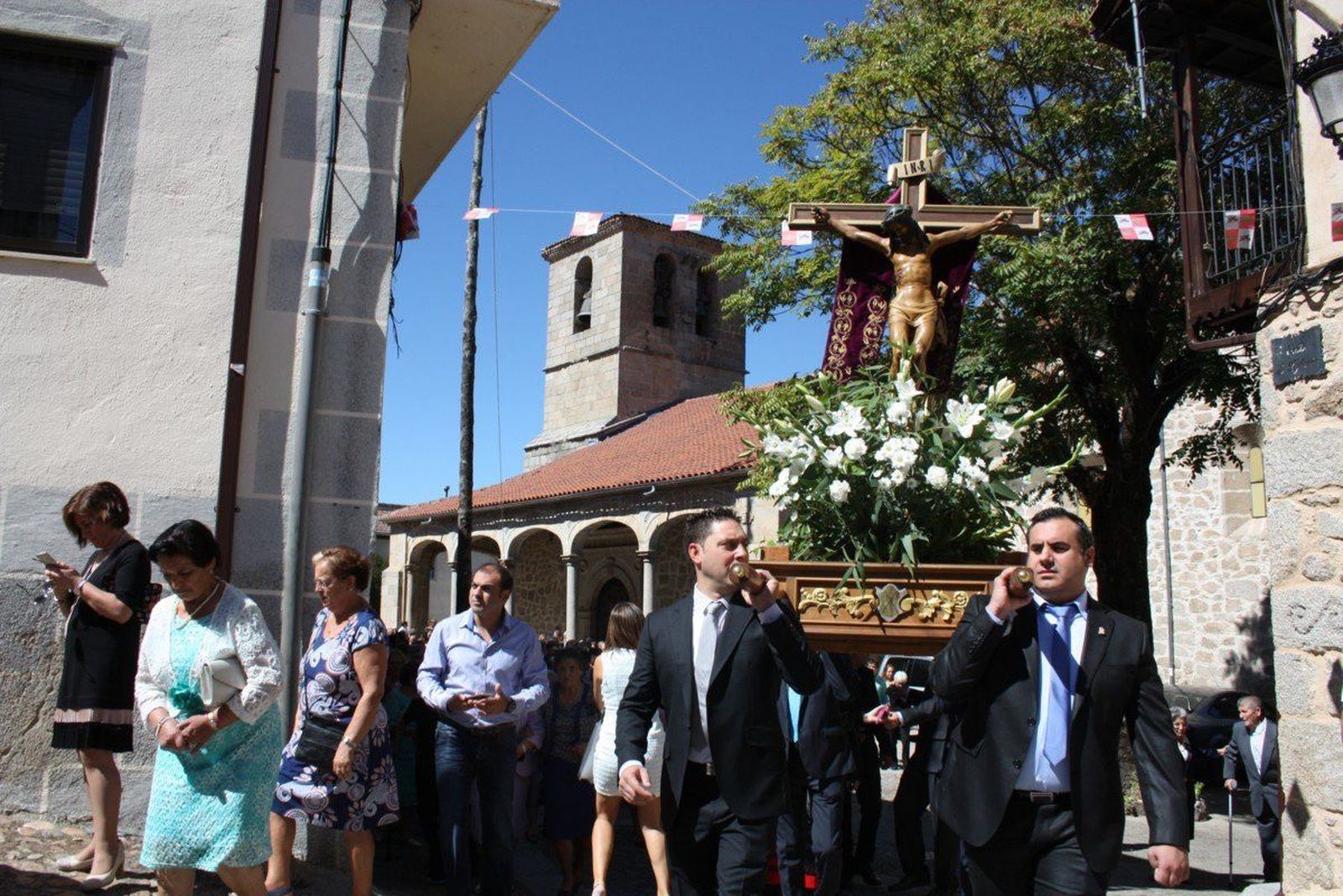Procesión, bailes y paleo para honrar al Santo Cristo en San Esteban de la Sierra