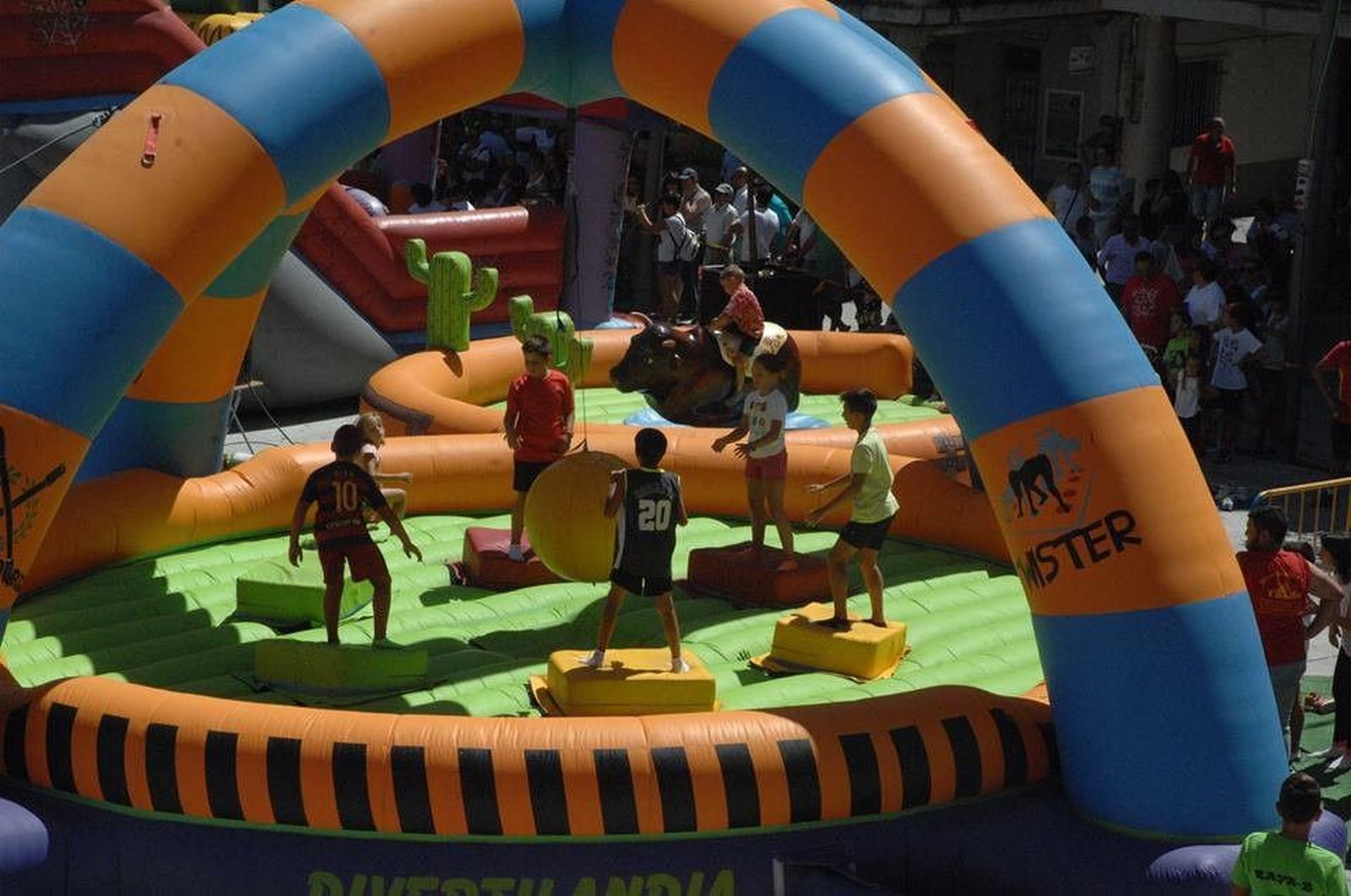 Castillos hinchables transforman la Plaza Mayor de Guijuelo en una inmensa sala de juegos