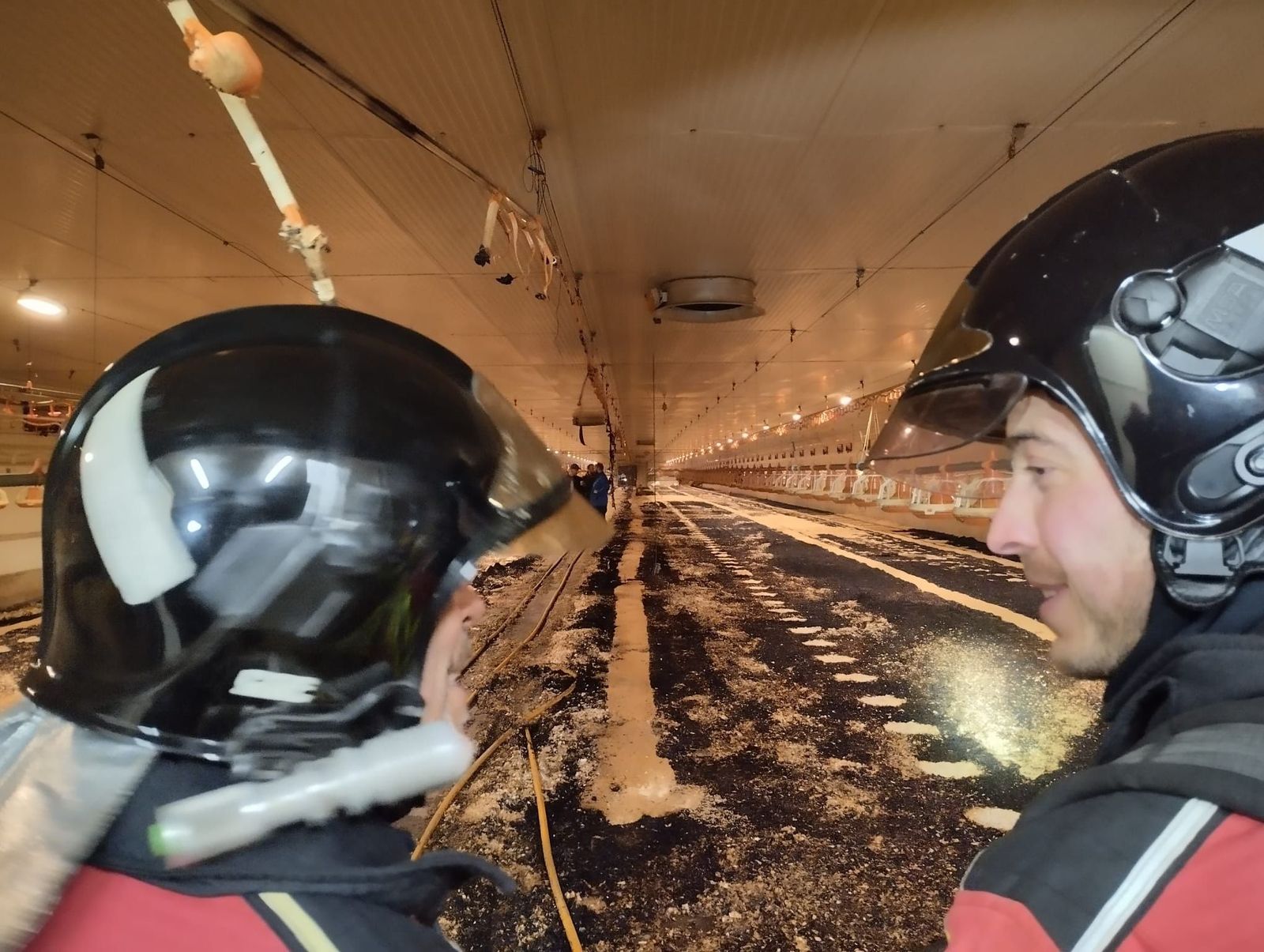 Arde una enorme nave de pollos en Zamora