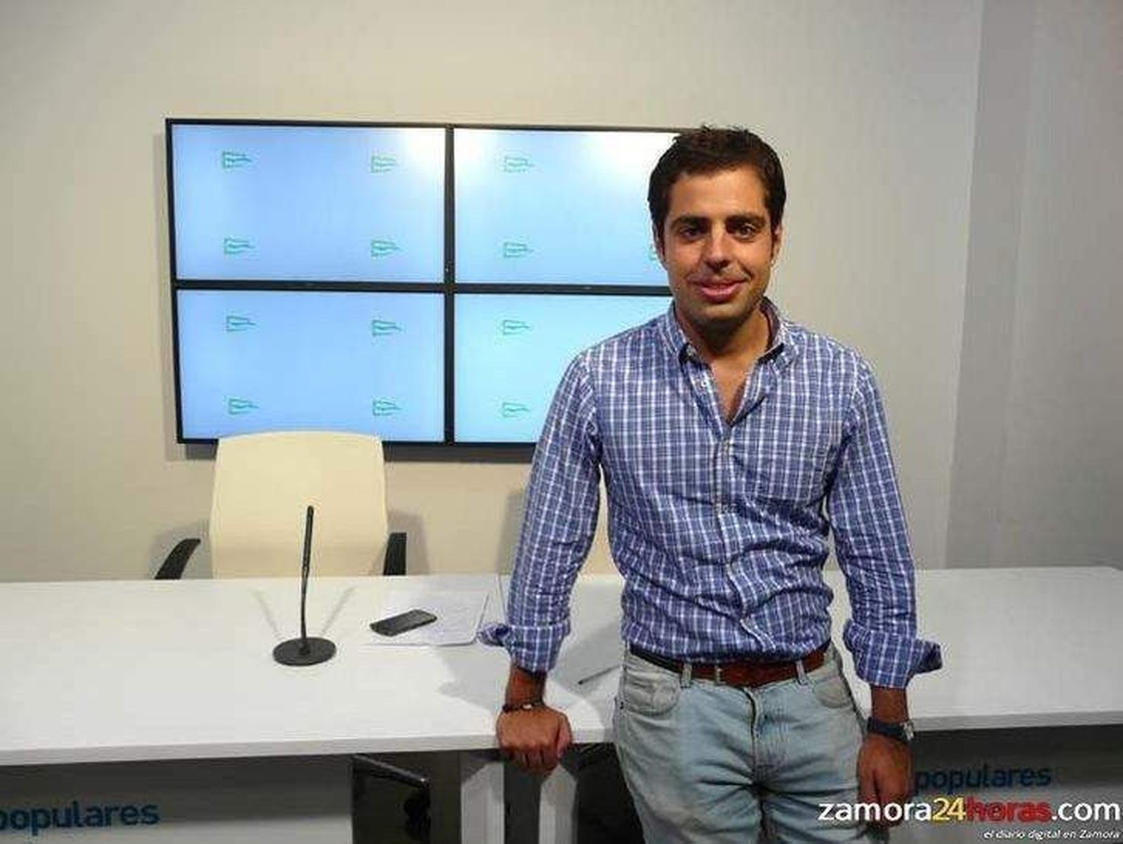 El director general de Juventud visita a los voluntarios del campamento internacional