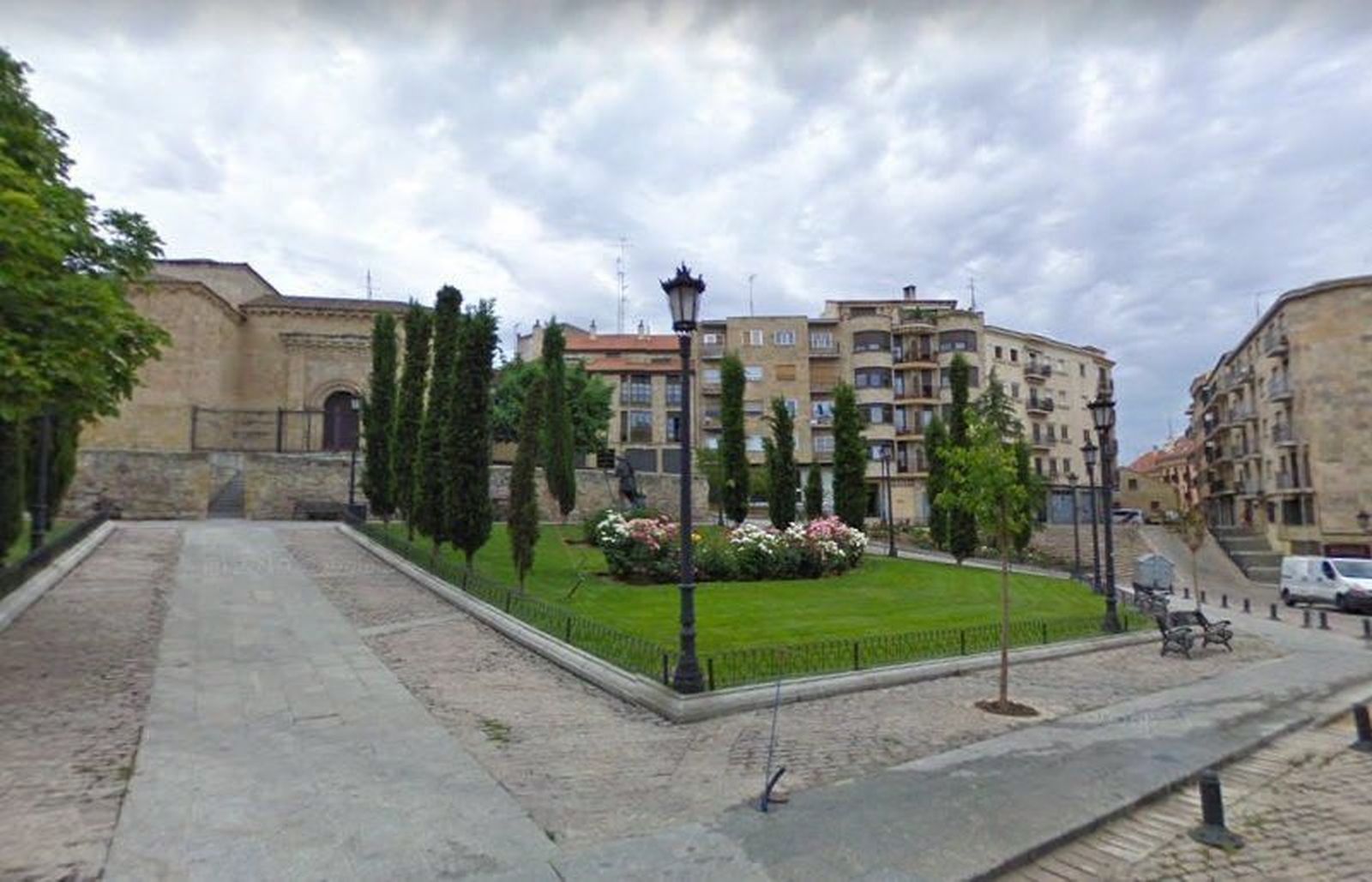 Sancionado un hombre por cortar rosas de un jardín de la plaza San Cristóbal