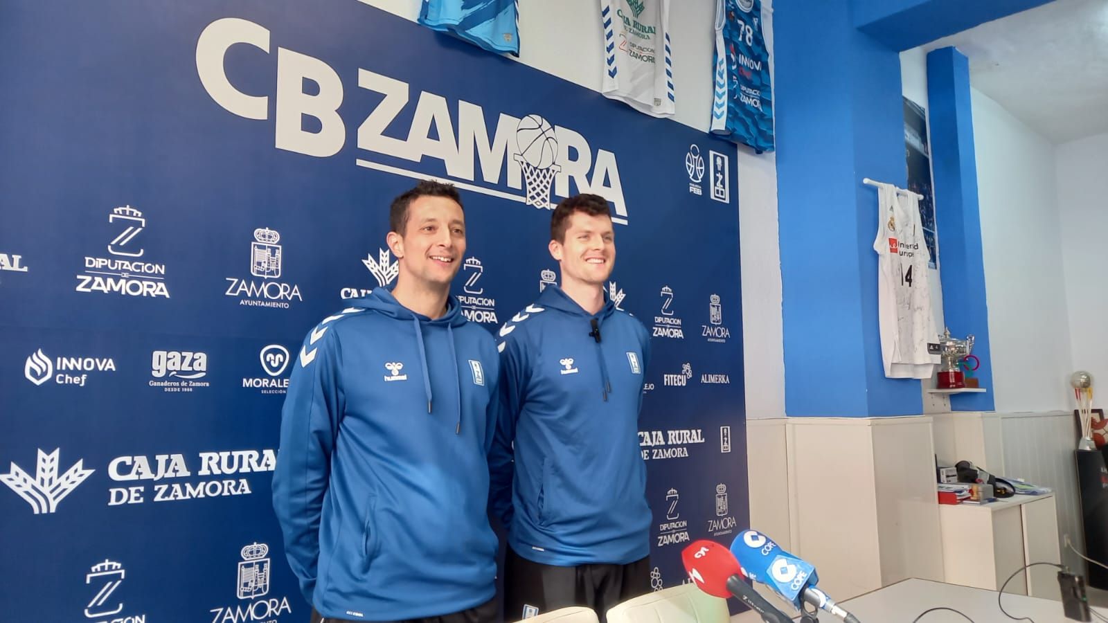 Saulo Hernández junto a Kevin Buckingham