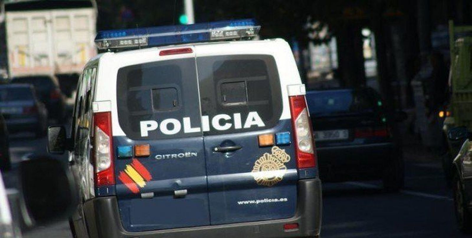 Una joven se insinúa a un hombre para hurtarle un reloj de oro