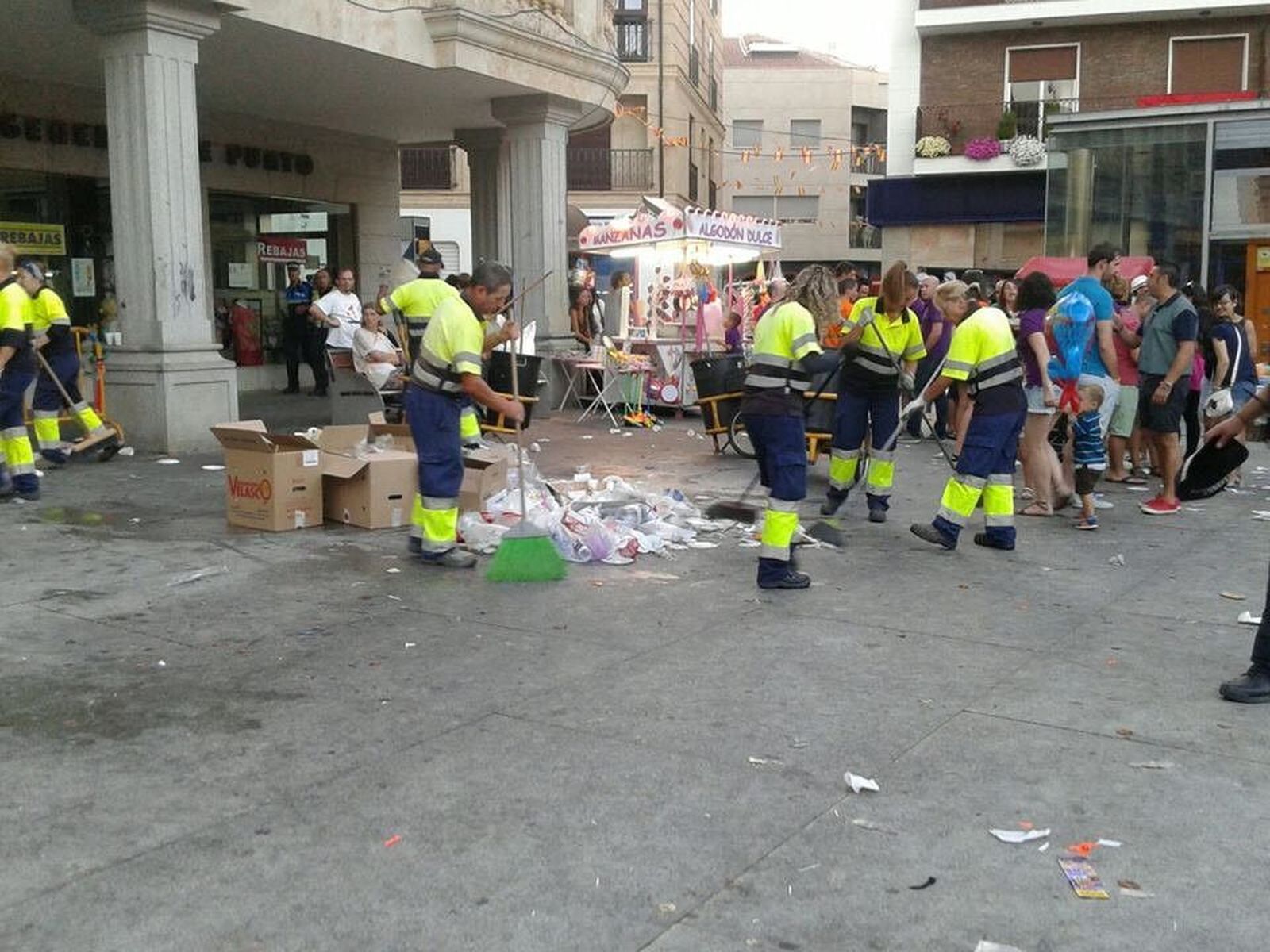 Las brigadas de calle trabajan al completo para mantener la limpieza de Guijuelo en fiestas