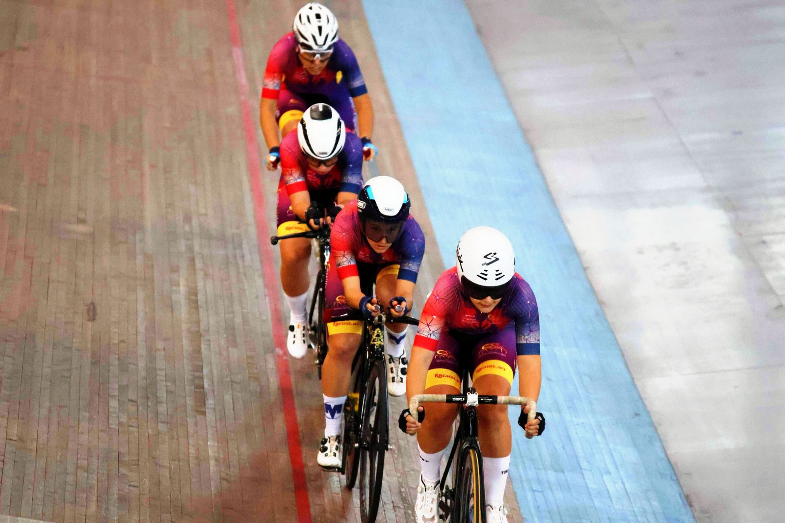Imagen de la selección de Castilla y León de ciclismo cadete en pista cubierta.