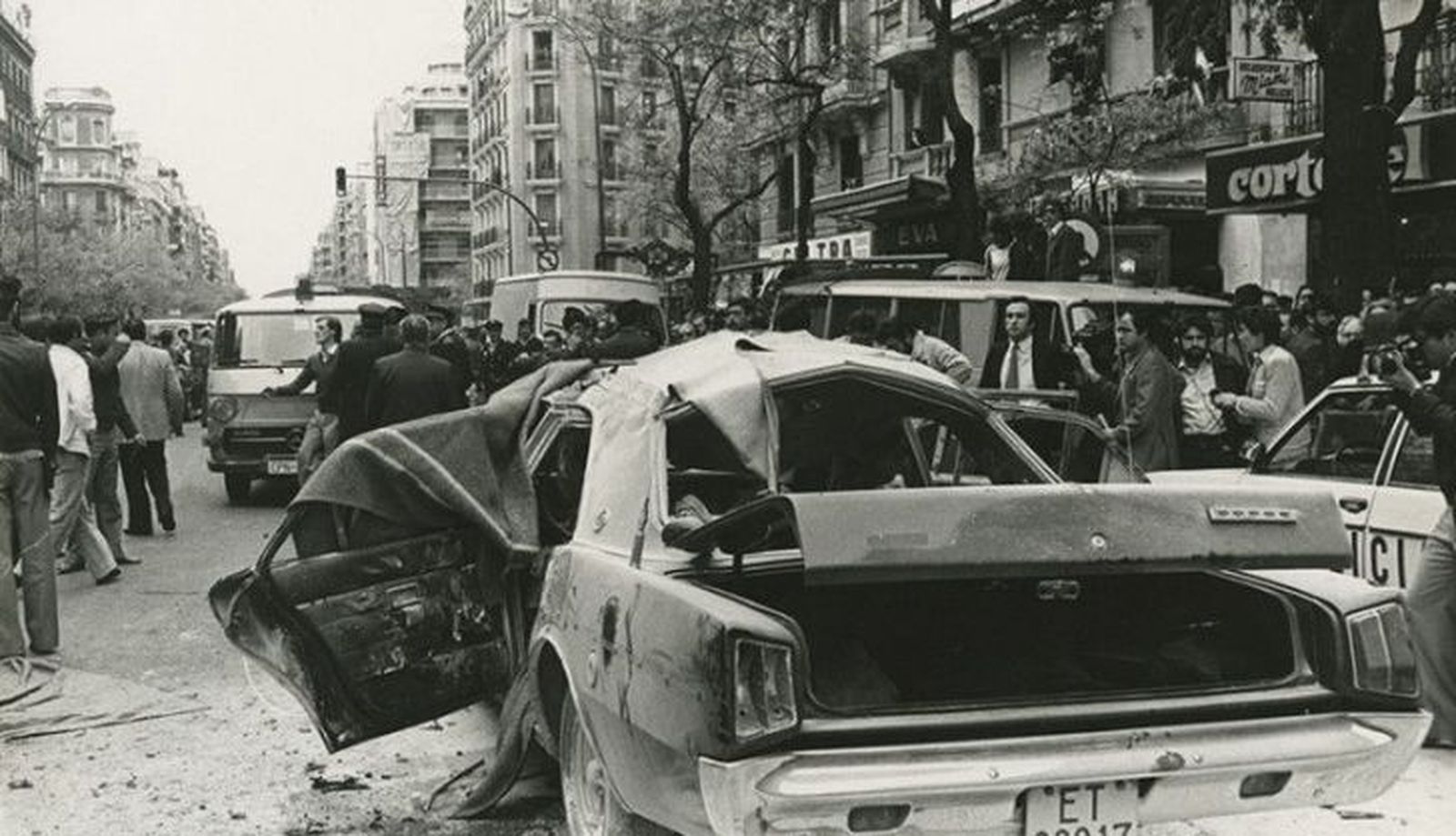 Coche atentado en el que viajaban Valenzuela y sus acompañantes. M.Defensa