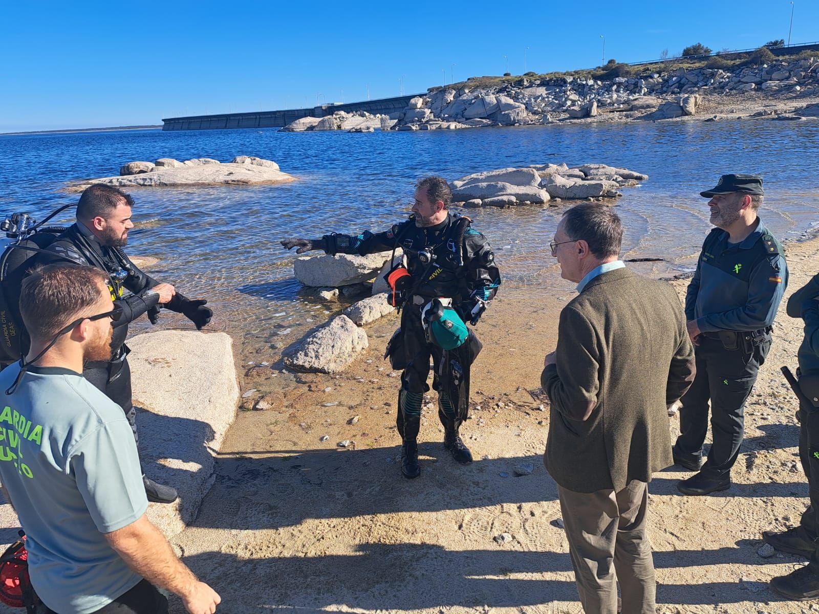 Angel Blanco visita el operativo de búsqueda del desaparecido en el embalse de Almendra