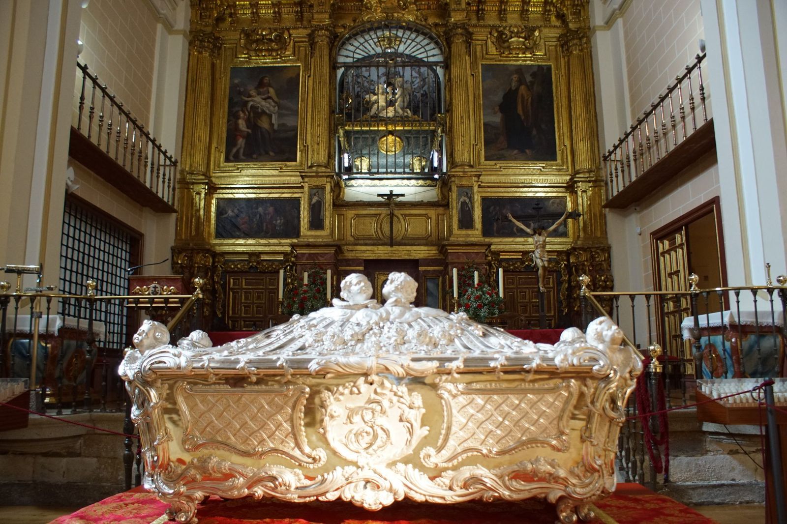 Presentación de la urna de plata restaurada del sepulcro de Santa Teresa en Alba