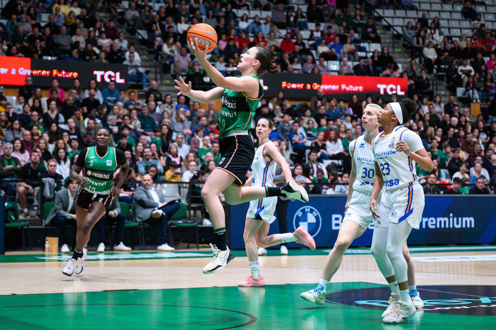 Vennema realiza una bandeja ante Perfumerías Avenida | FOTO JOVENTUT BADALONA