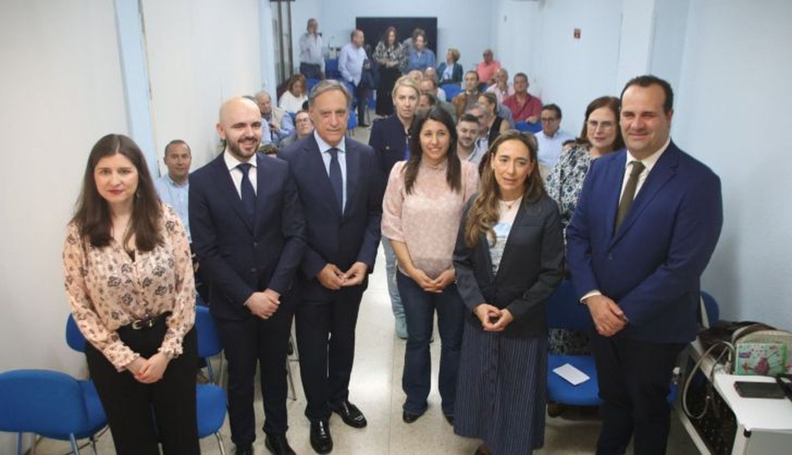 El presidente del PP de Salamanca, Carlos García Carbayo, atiende a los medios de comunicación antes de la celebración de un acto por la Sanidad