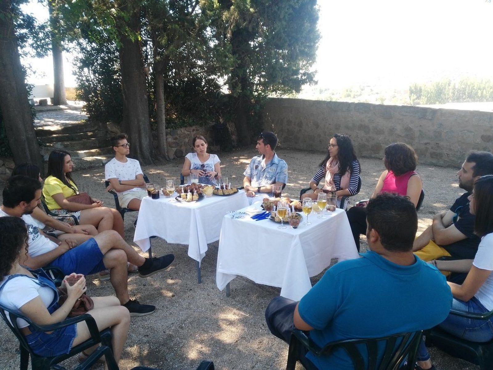 El Ayuntamiento reúne a doce jóvenes mirobrigenses en una tertulia para recoger sus inquietudes