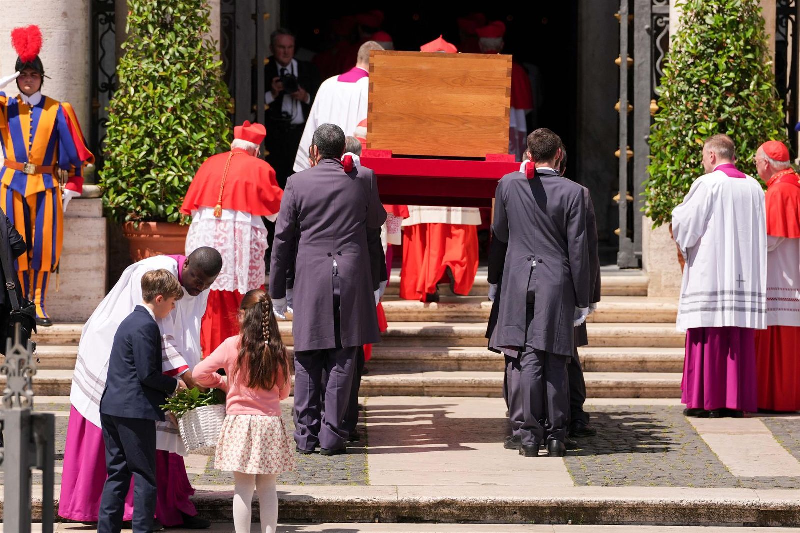 Llegada del féretro del Papa a la Basílica de Santa María la Mayor, a 26 de abril de 2025, en Roma. EP