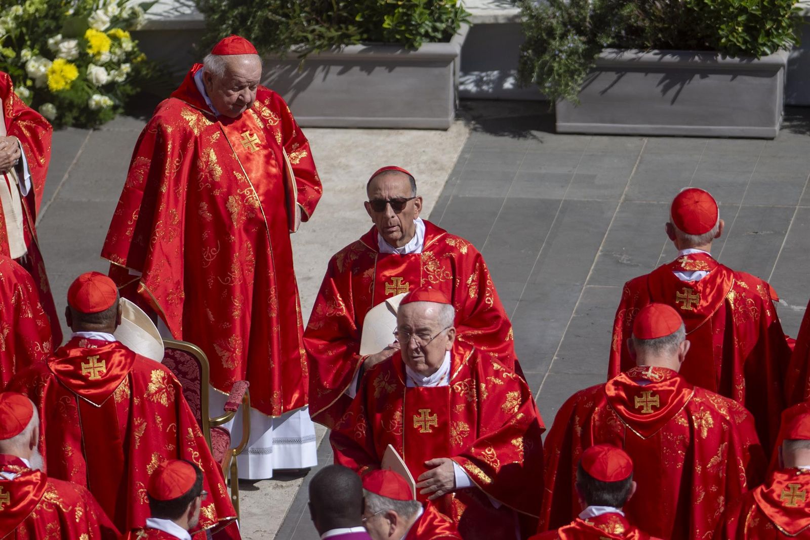 El arzobispo de Barcelona y cardenal, Juan José Omella (c), a su llegada al funeral del Papa, en la plaza de San Pedro, a 26 de abril de 2025, en Ciudad del Vaticano. - Lorena Sopêna - Europa Press