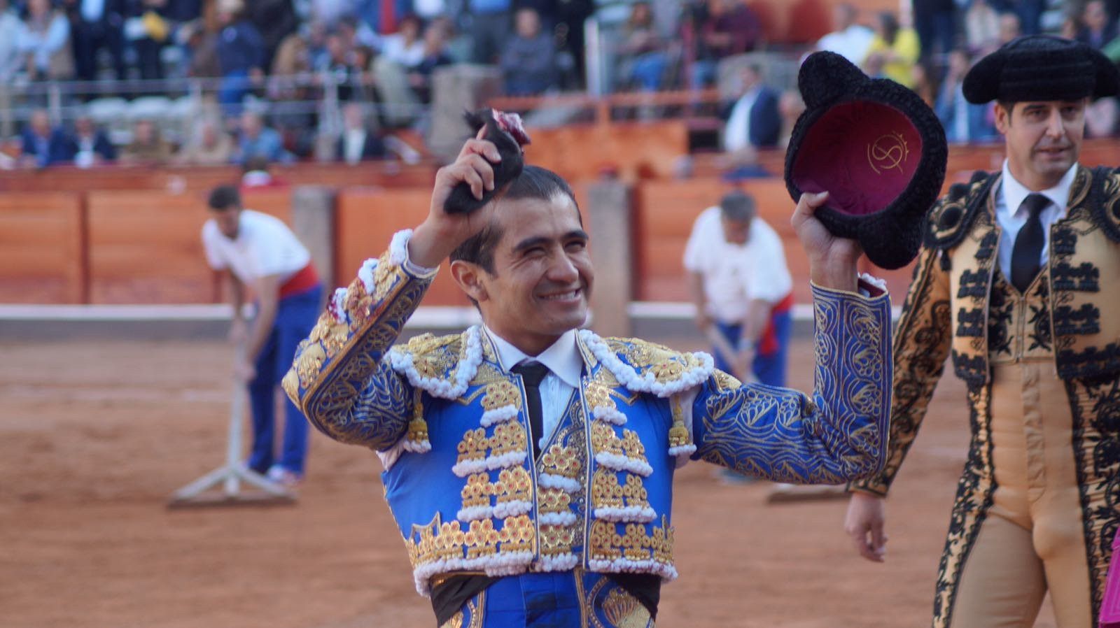 Joselito, Luis David Adame y Marcos, oreja en la última de a pie