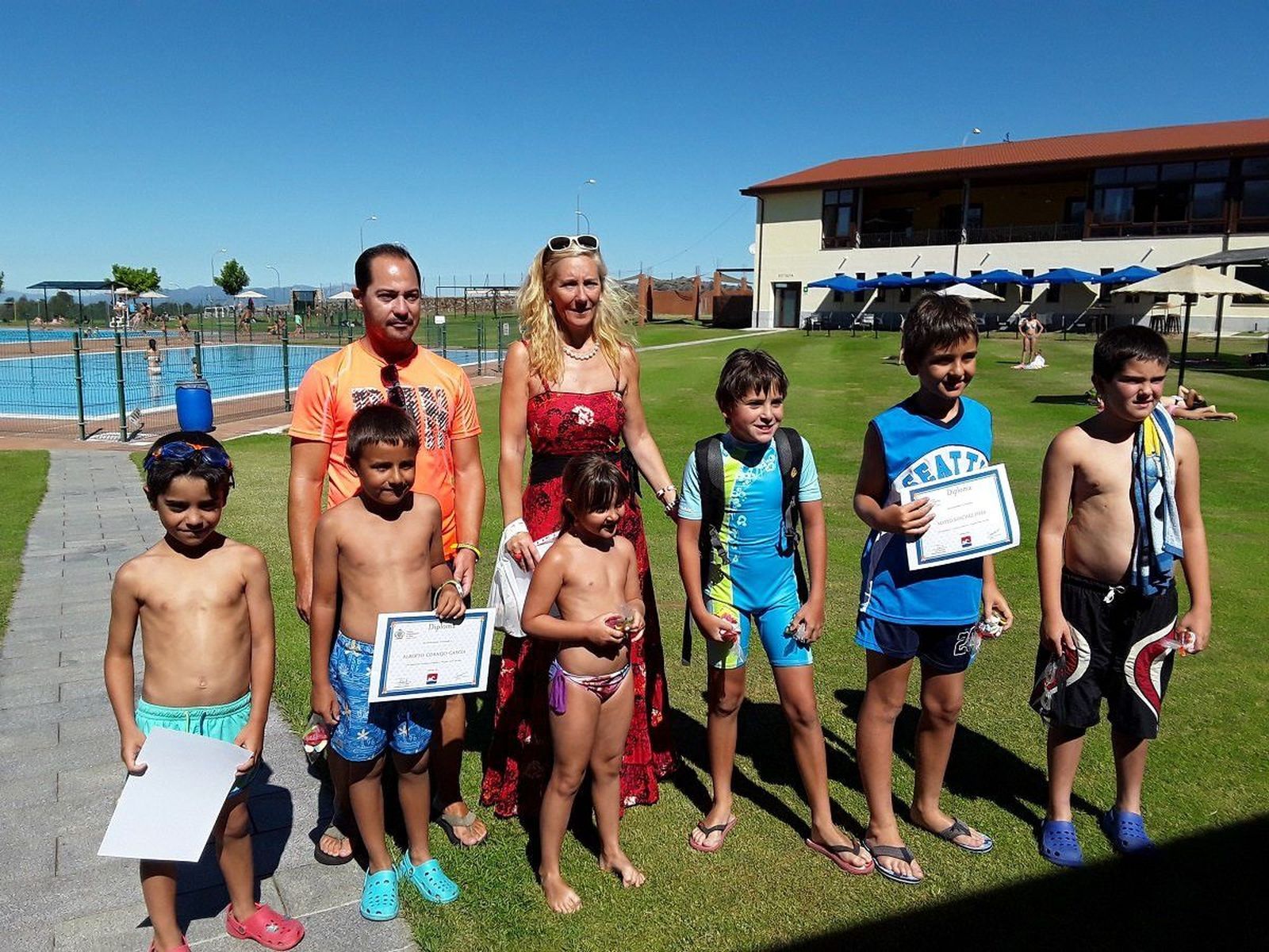 Una docena de jóvenes diplomados en natación