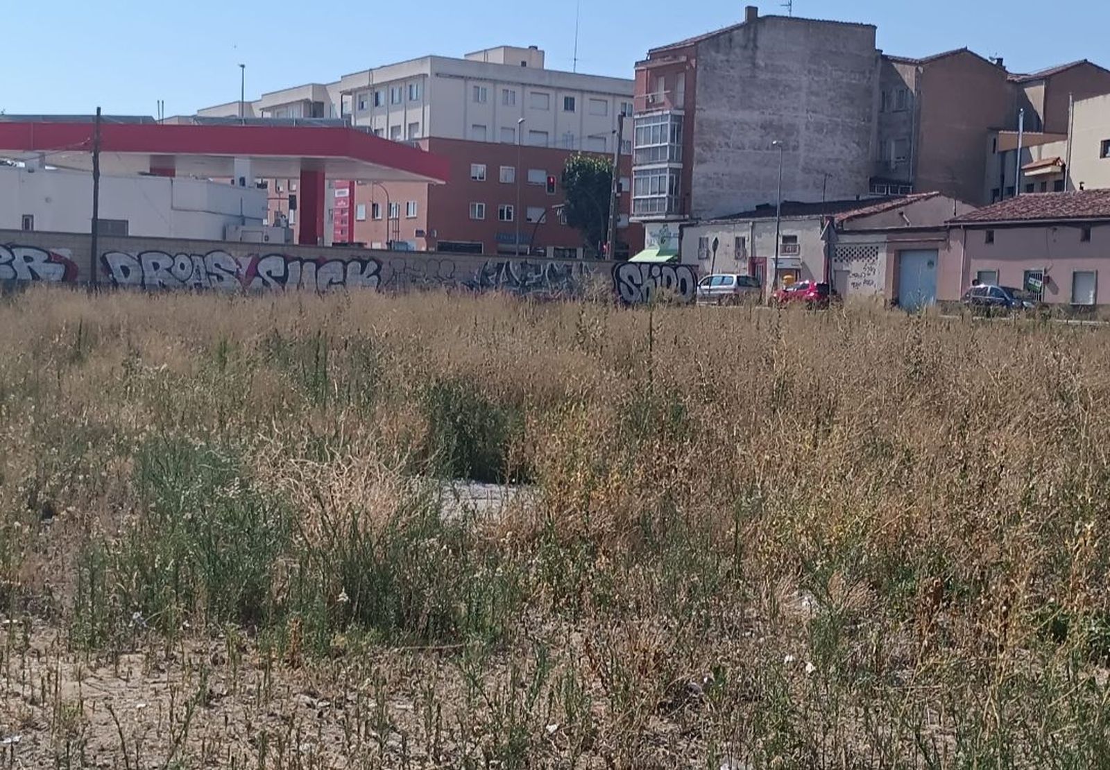 Solar sin desbrozar en Pinilla.