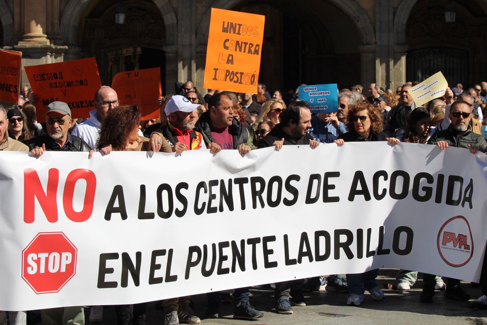 Concentración de vecinos de Puente Ladrillo (la plataforma nueva) en repulsa al centro de menores