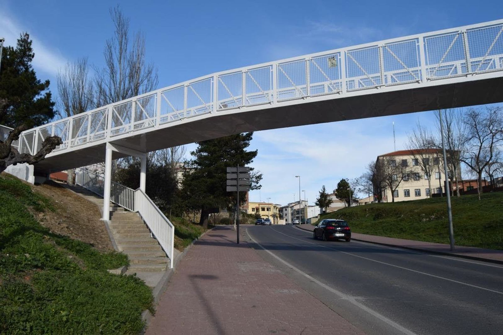 Solicitado un paso de peatones de urgencia para el cruce de la Calle Sol Alta en Alba de Tormes