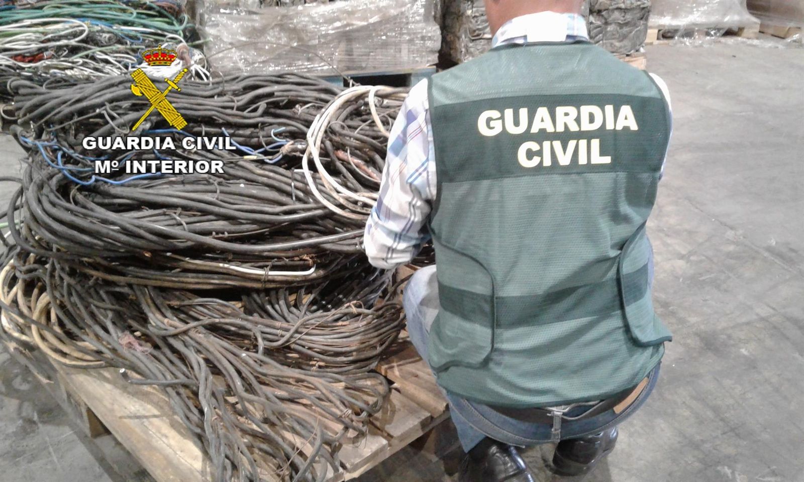 Agente de la Guardia Civil en una investigación por el robo de 320 kilos de cobre en la provincia de León   GUARDIA CIVIL LEÓN.   Archivo
