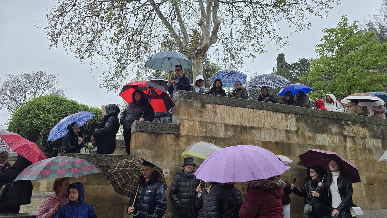 El público con paraguas a las puertas de la Vera Cruz para la procesión del Vía Matris