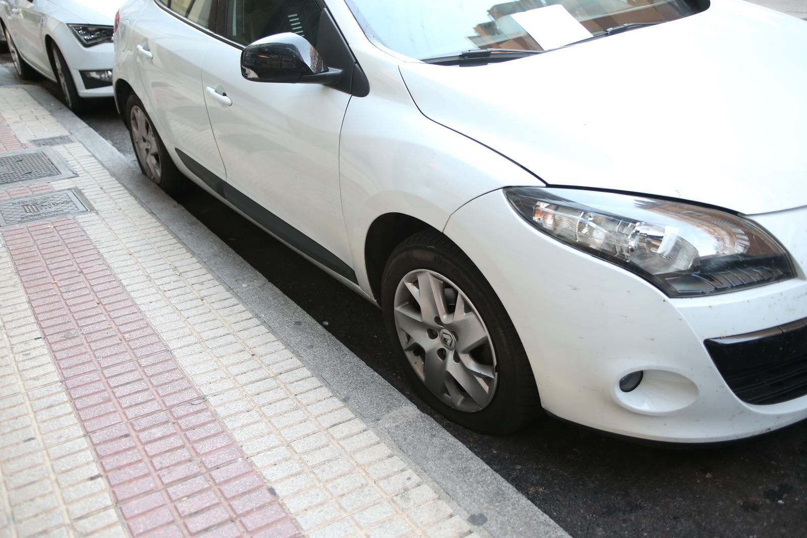 Aparecen varios coches con las ruedas pinchadas en el barrio del Oeste