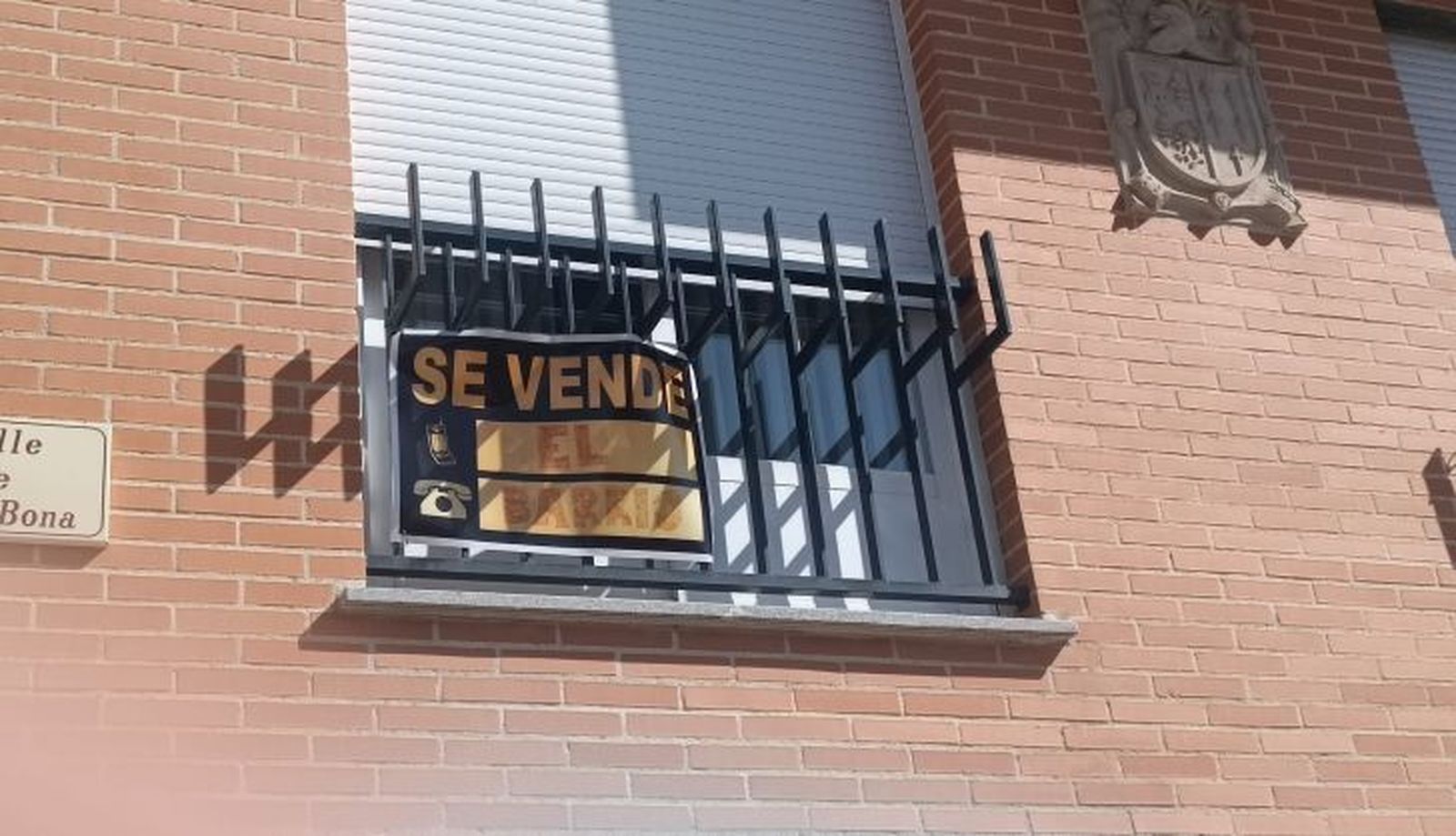 Cartel de 'Se vende barrio' a los que Vázquez ha hecho referencia en su intervención para resaltar el malestar de los vecinos