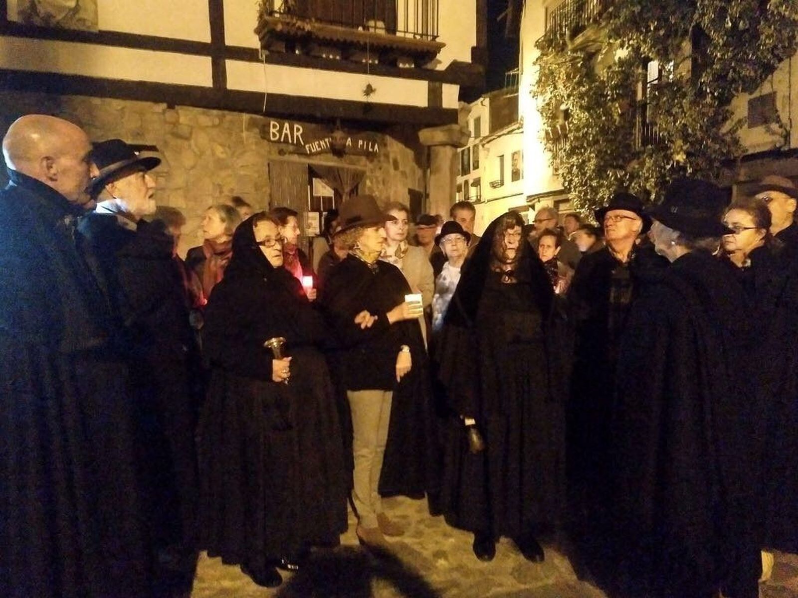 Mogarraz se vuelve a emocionar en la noche de las almas blancas