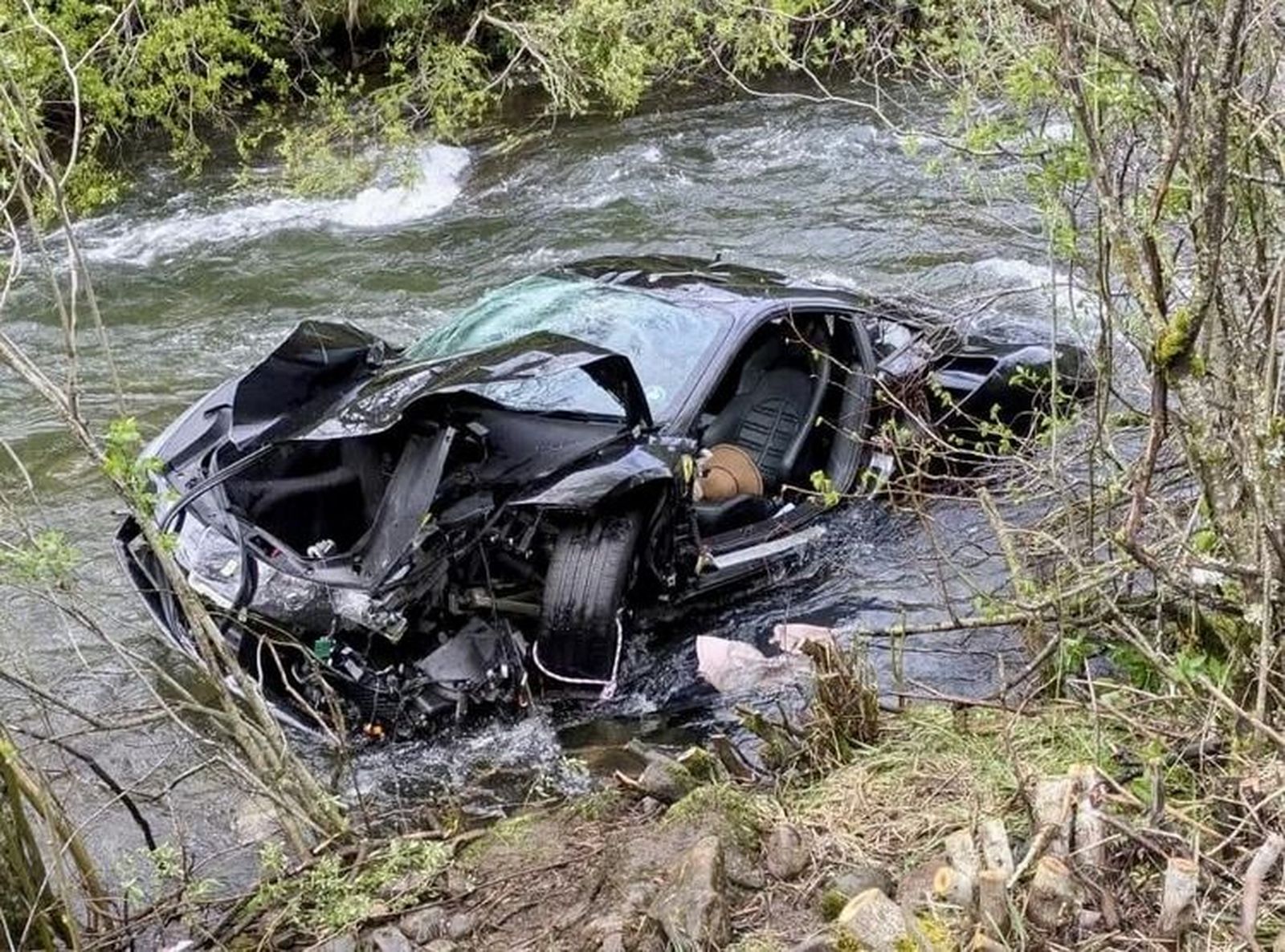 Imagen del vehículo que cayó al río Yuso, en León y acabó con la vida de dos personas. Foto Bomberos Diputación de León