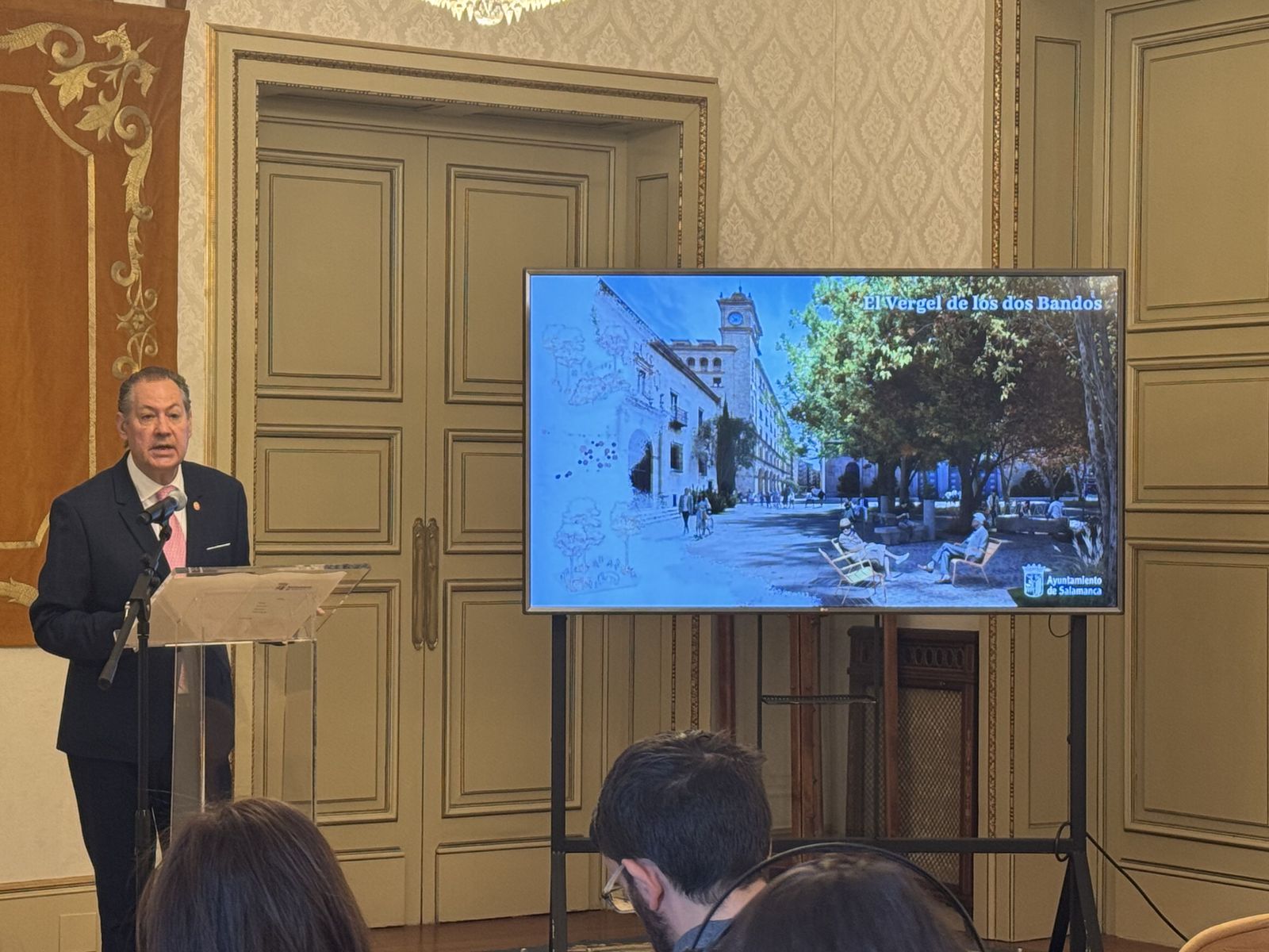 El concejal de Urbanismo, Fernando Carabias, presenta la propuesta ganadora del concurso de ideas para la renovación de la plaza de Los Bandos