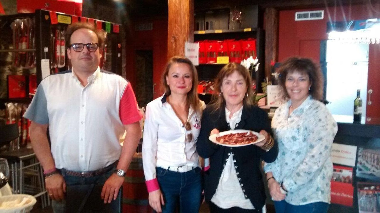 Una periodista francesa se interesa por Guijuelo y su gastronomía como destino turístico