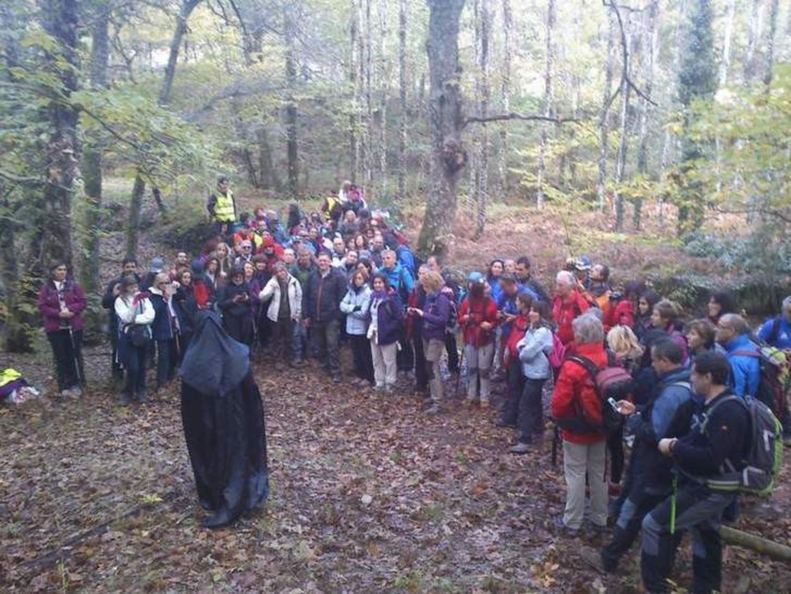 Los caminantes disfrutan este domingo de la tercera Ruta del Otoño Serrano